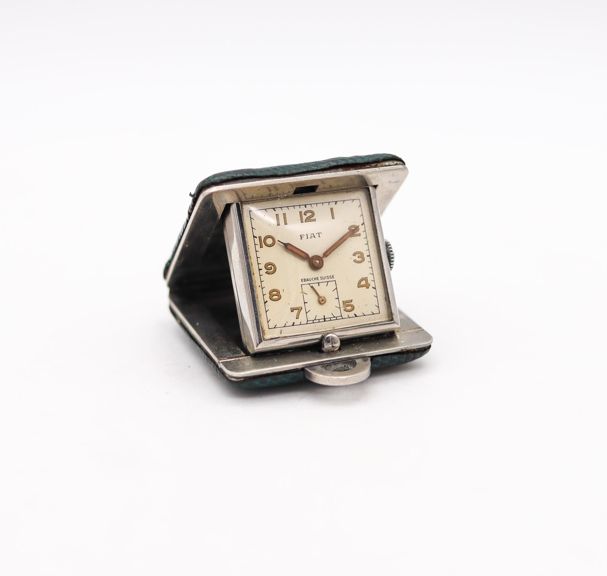 Suisse Pendule de voyage suisse Fiat Watch Co. 1950 en argent nickelé et cuir vert en vente