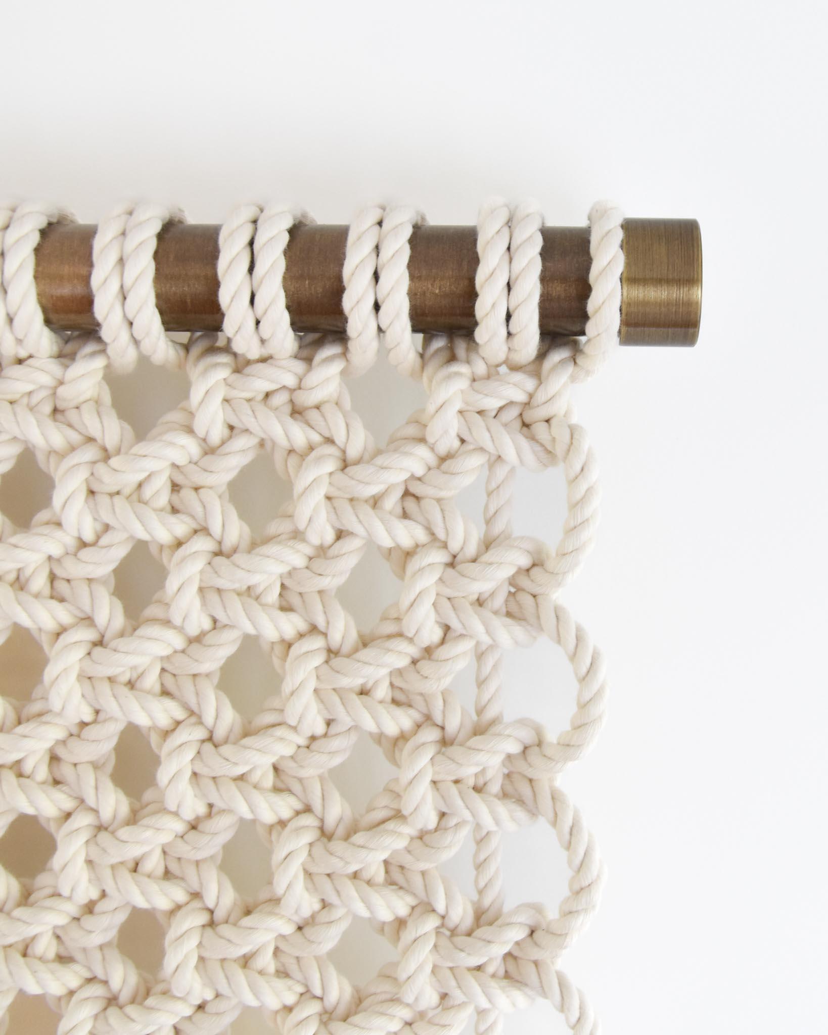 Wandteppich aus Faserkunst, Macrame-Wandteppich, PATH OF LIFE von TAMAR SAMPLONIUS (21. Jahrhundert und zeitgenössisch) im Angebot