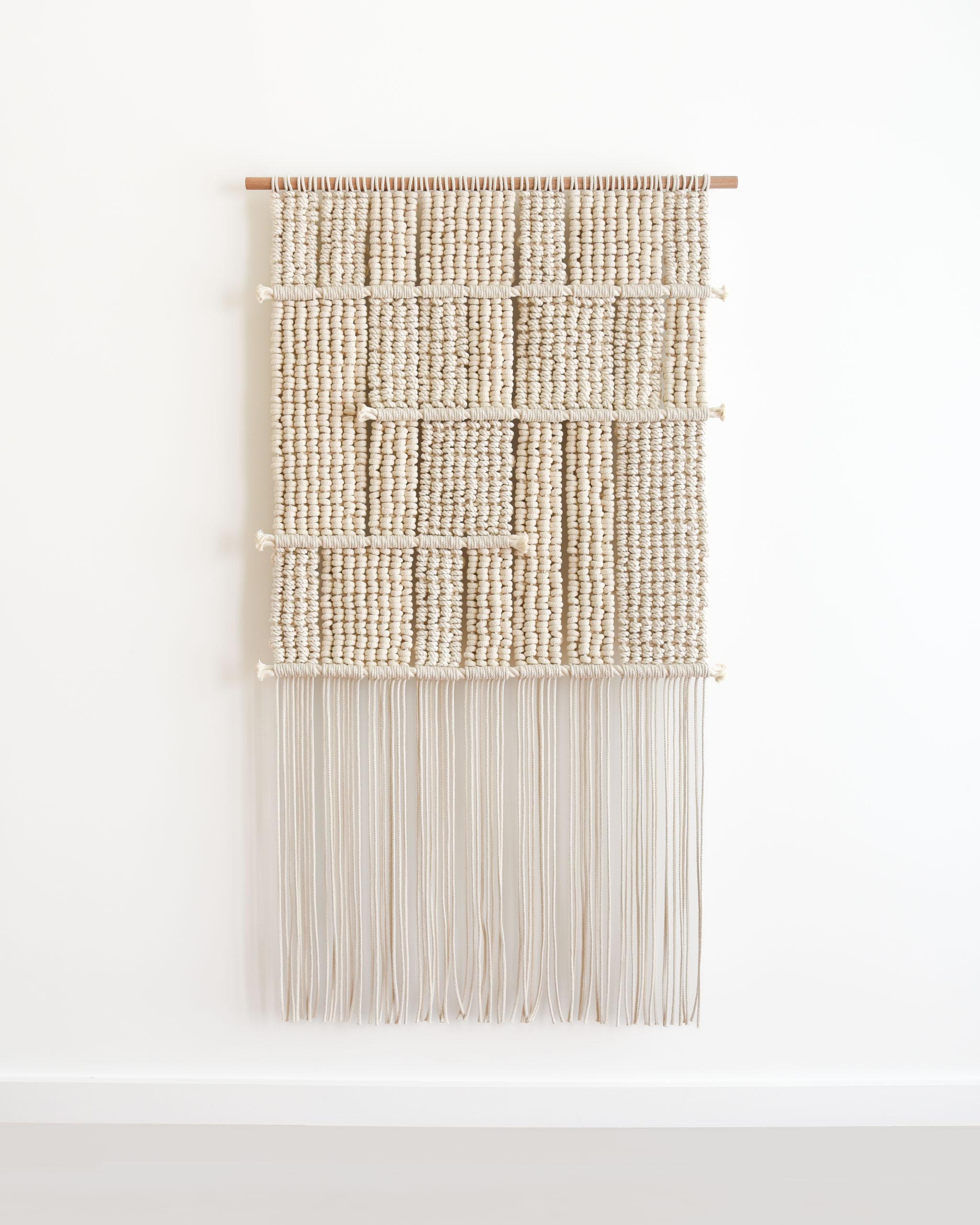 STRUCTA ist ein Wandteppich aus Makramee und gewebten Fasern (Wandbehang).

Bei diesem Wandteppich aus Faserkunst werden verschiedene Arten von Baumwollkordeln miteinander vermischt, was dem Stück Tiefe und Textur verleiht.


Trotz aller Bemühungen,