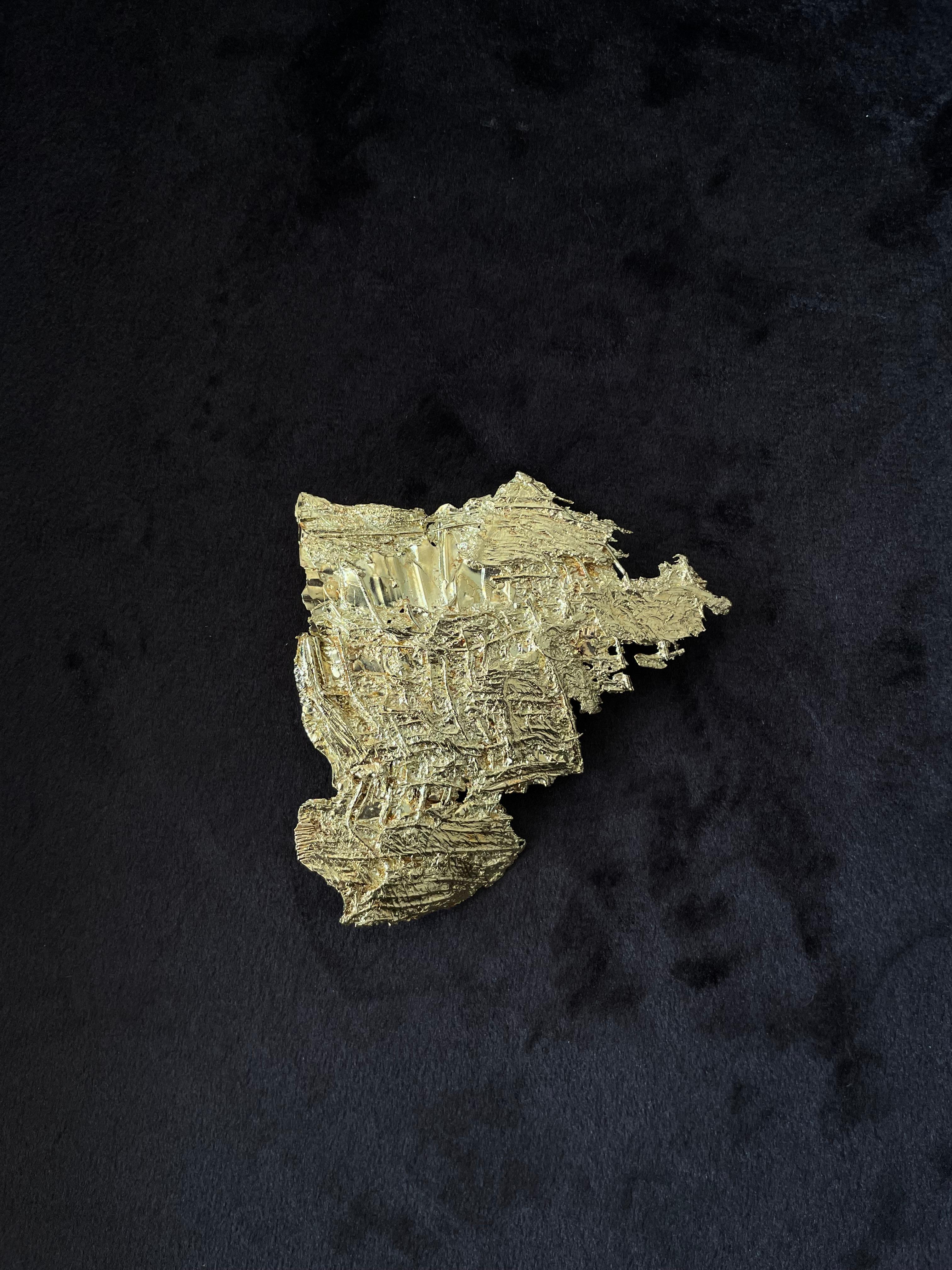 Artiste Broche / Pendentif en or jaune 18 carats avec texture en fibre en vente