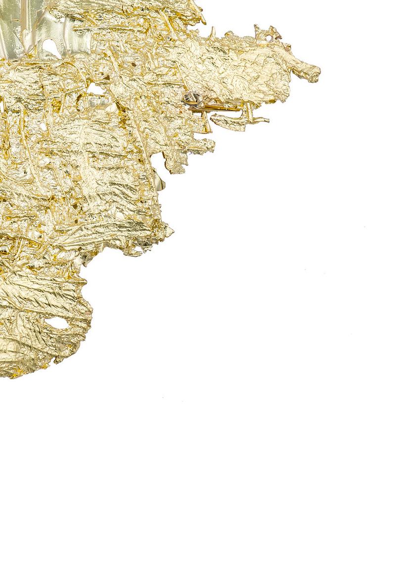 Broche / Pendentif en or jaune 18 carats avec texture en fibre Neuf - En vente à Dubai, AE