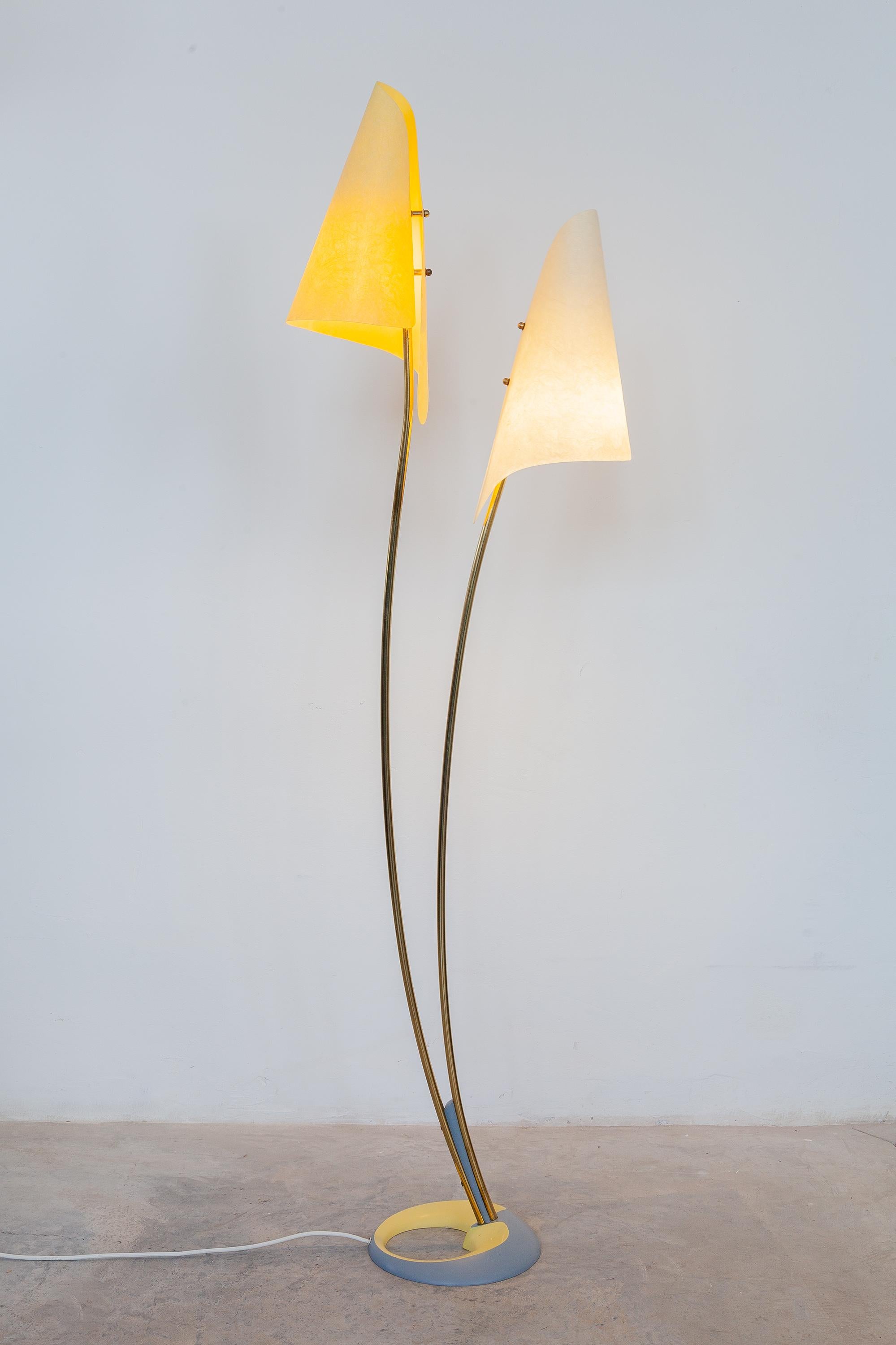 Vintage midcentury fiberglass lamp. Atomic era design featuring two fluted shades on a sculptural iron base.

Measures: 50 W x 164 H x 50 D cm.