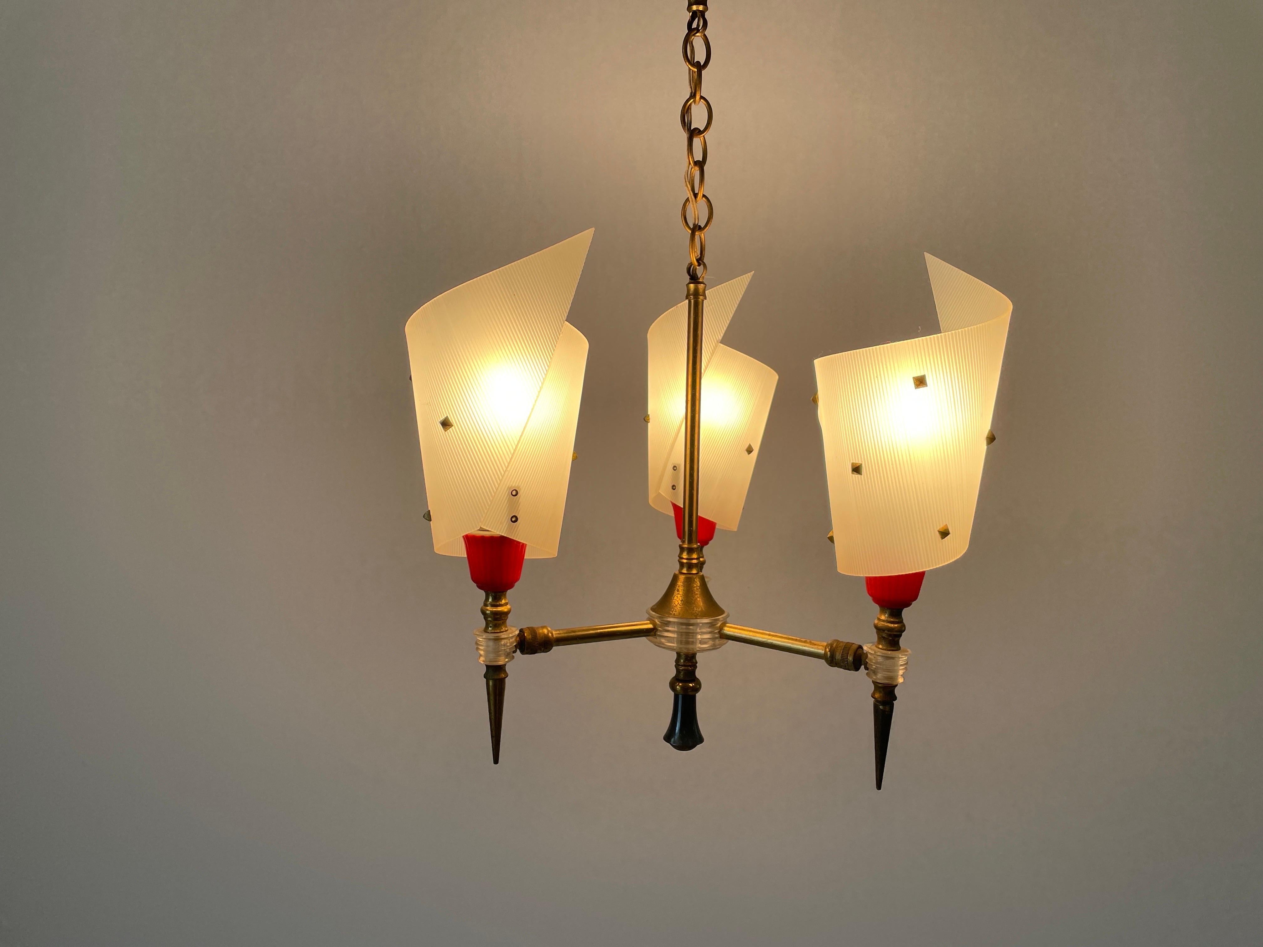 Lampe suspendue à 3 bras en plexiglas et laiton par Pierre Guariche, années 1950, France en vente 3