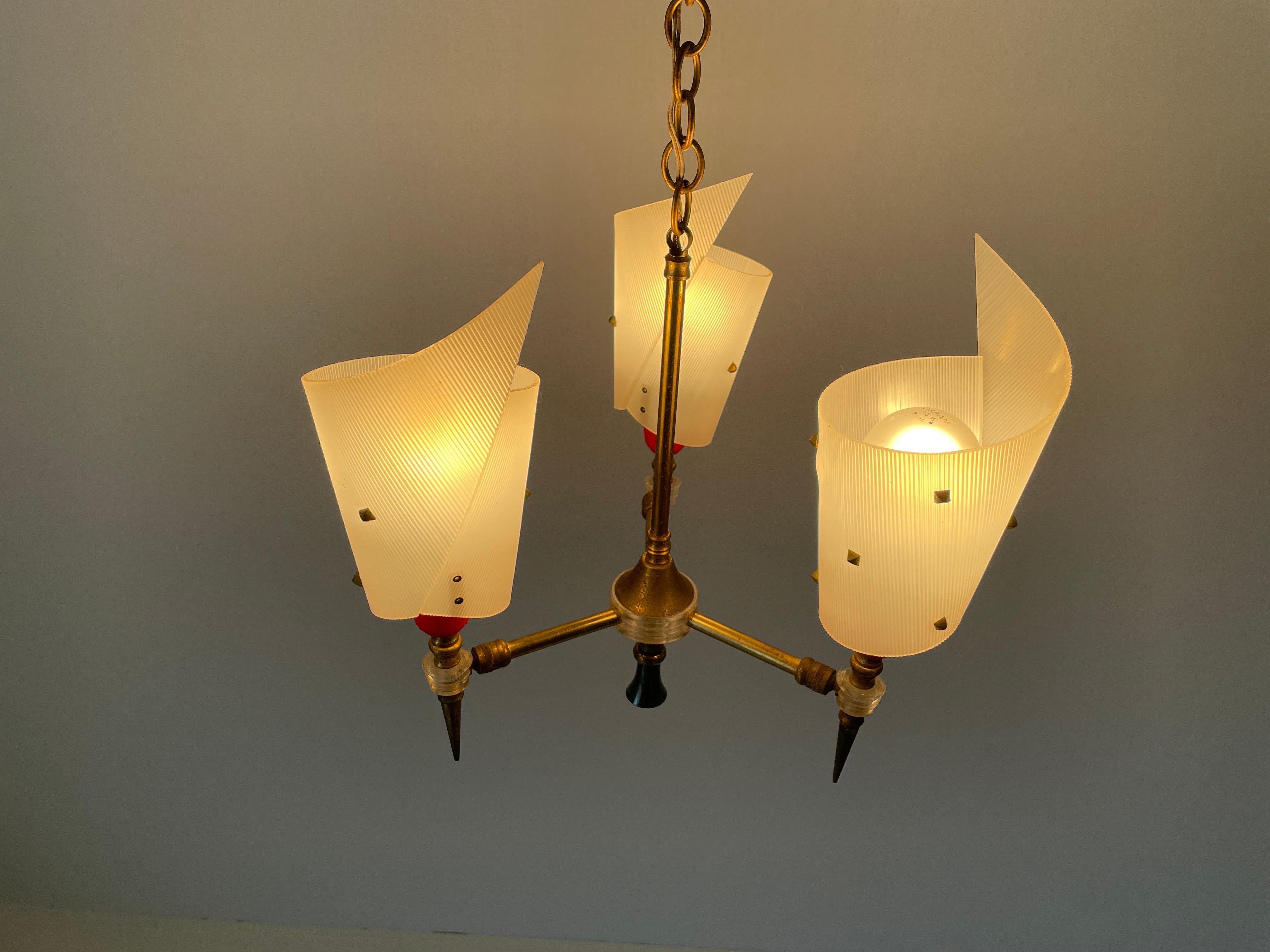 Lampe suspendue à 3 bras en plexiglas et laiton par Pierre Guariche, années 1950, France en vente 4