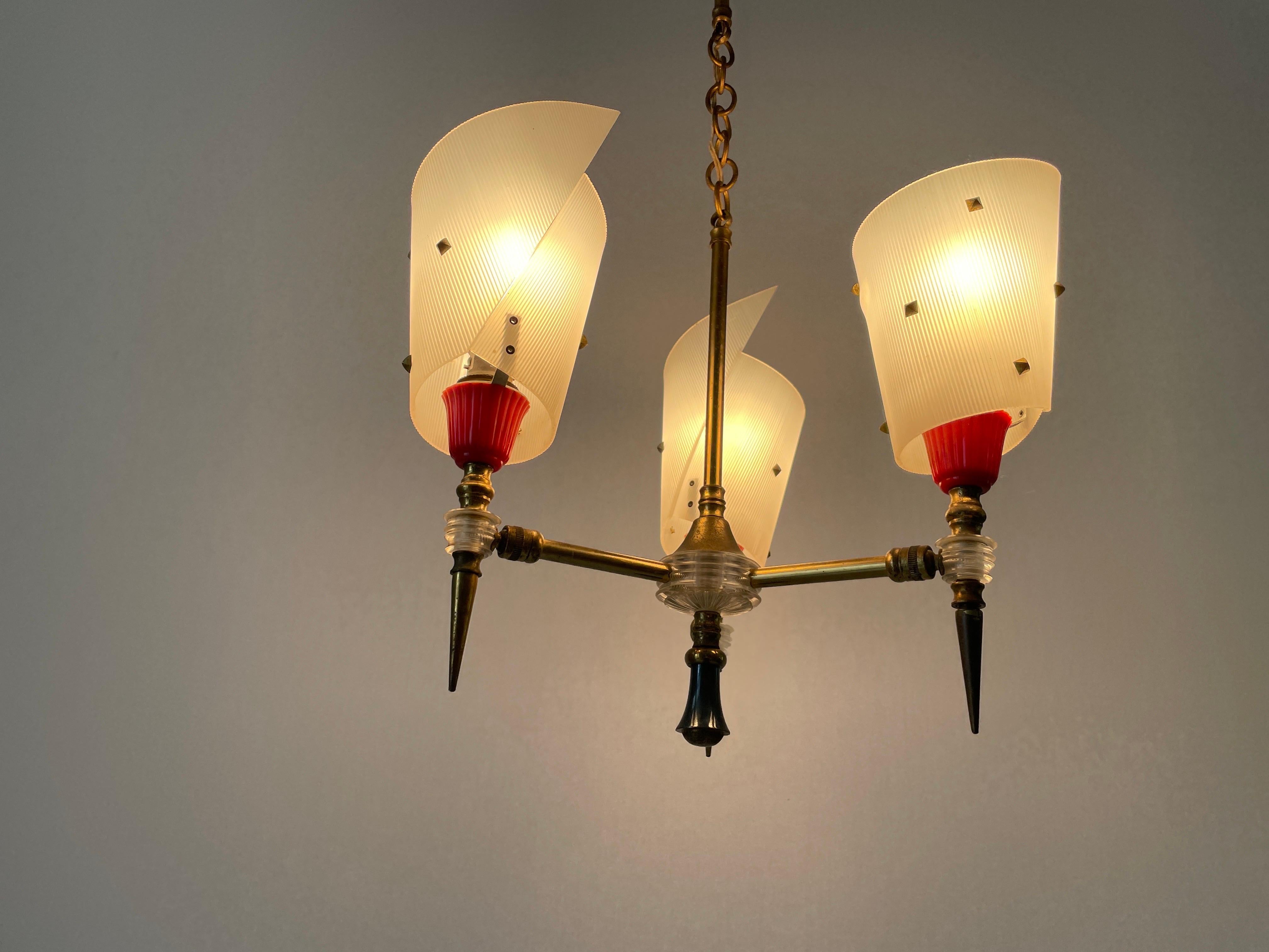 Lampe suspendue à 3 bras en plexiglas et laiton par Pierre Guariche, années 1950, France en vente 5