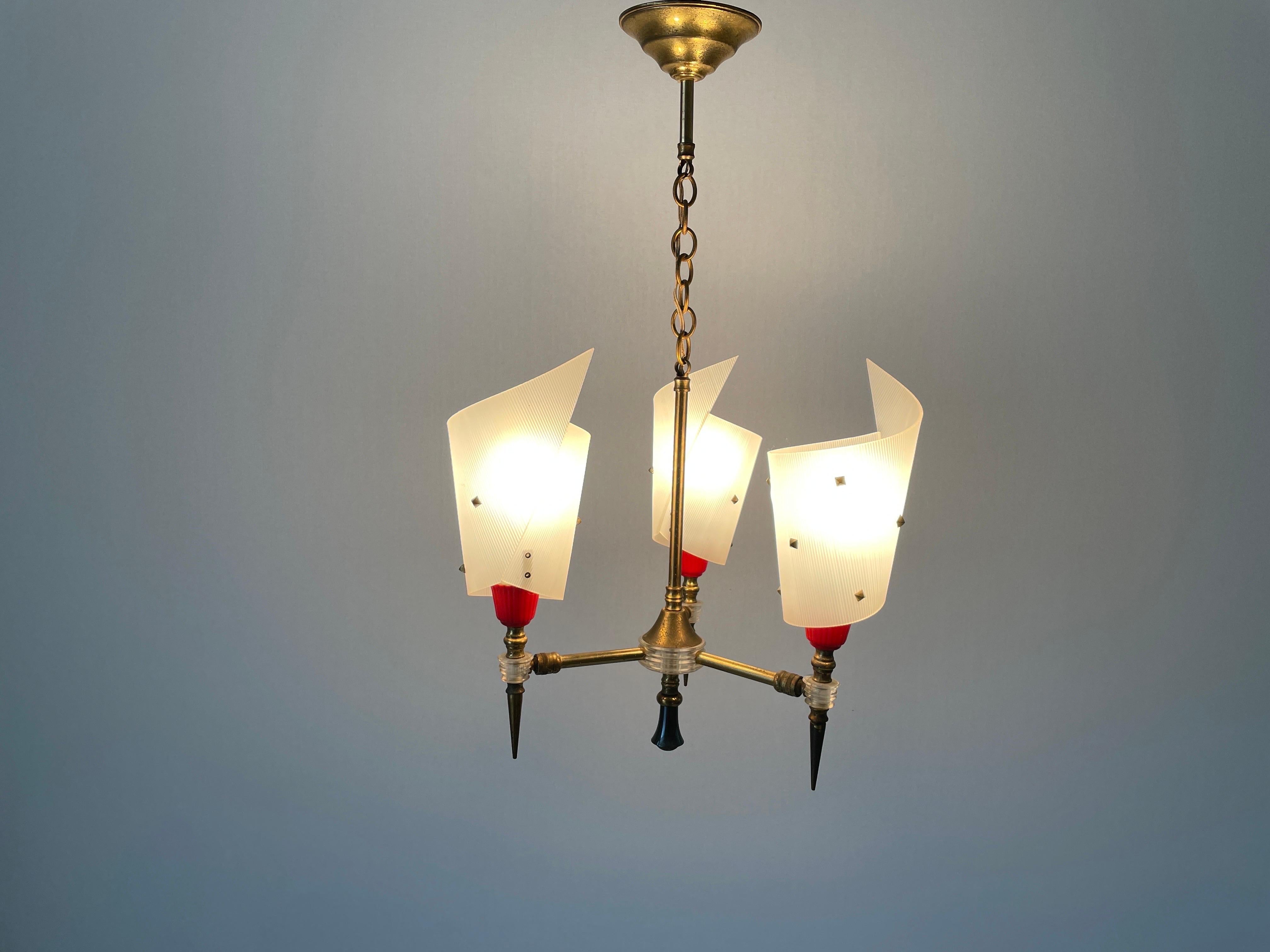 Lampe suspendue à 3 bras en plexiglas et laiton par Pierre Guariche, années 1950, France en vente 6