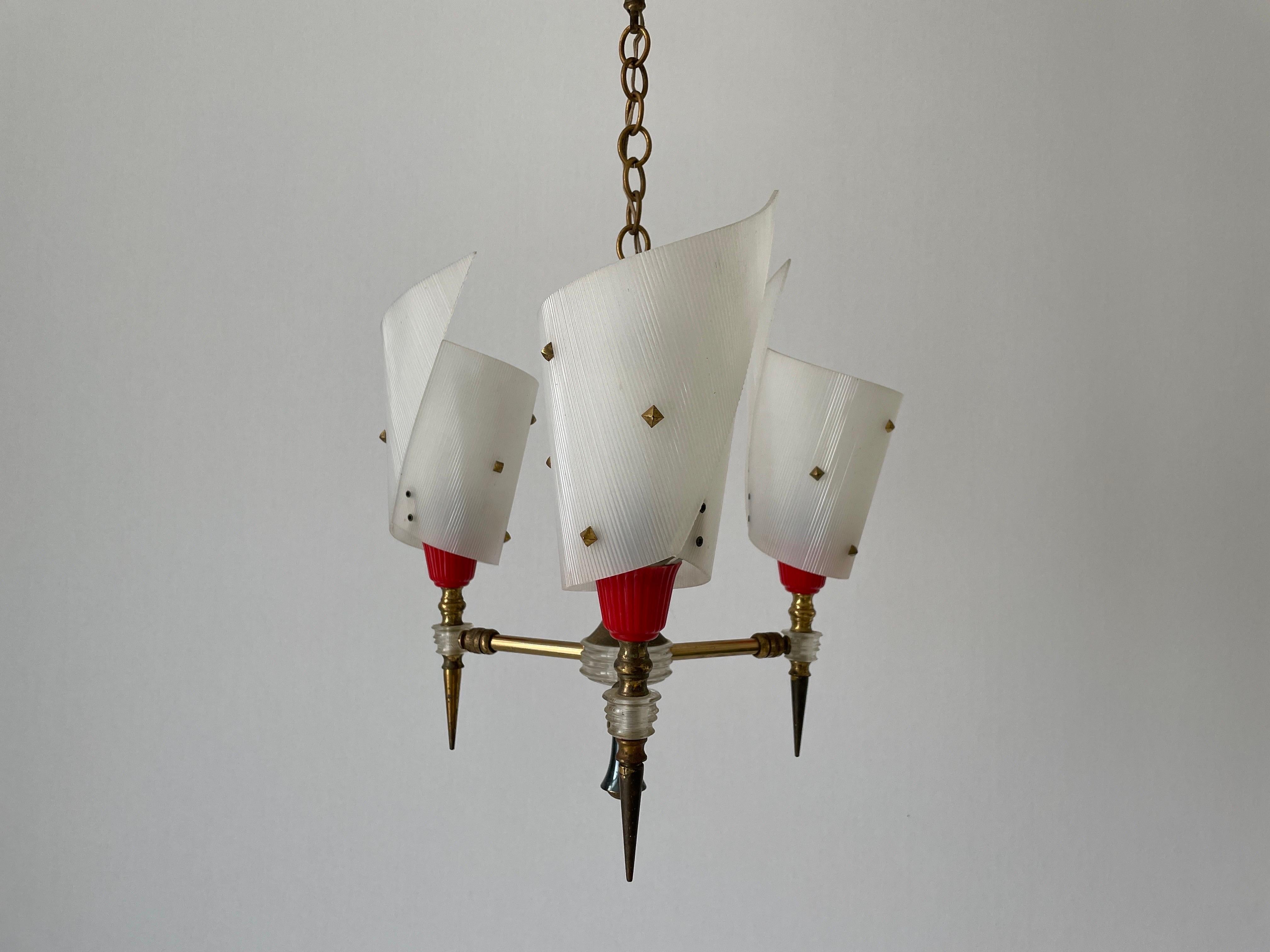 Lampe suspendue à 3 bras en plexiglas et laiton par Pierre Guariche, années 1950, France

Design/One inhabituel et rare. 

Les abat-jour sont en bon état.

Cette lampe fonctionne avec 3 ampoules B22. (Bulbes français)
Câblé et adapté à une