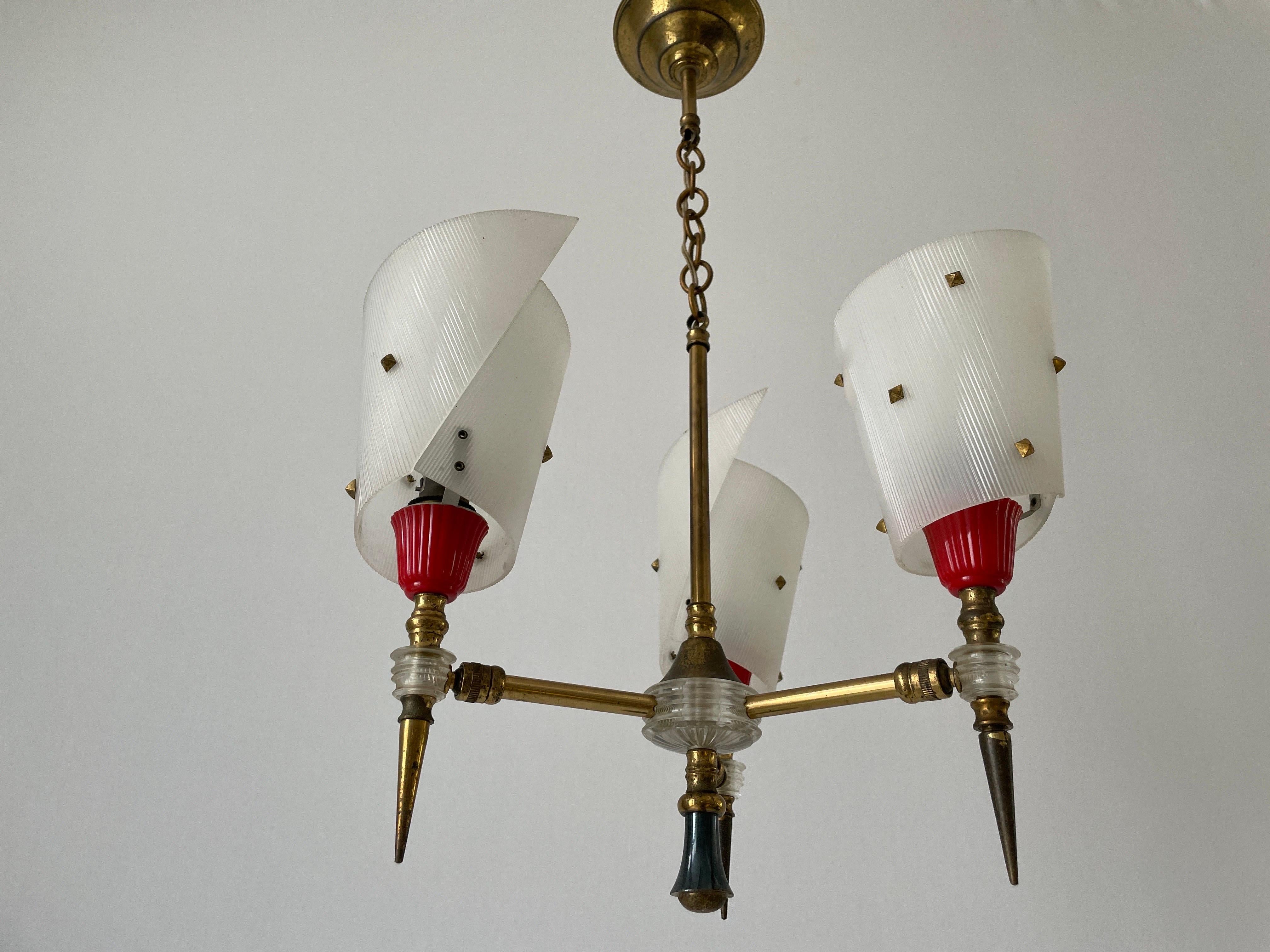 Mid-Century Modern Lampe suspendue à 3 bras en plexiglas et laiton par Pierre Guariche, années 1950, France en vente