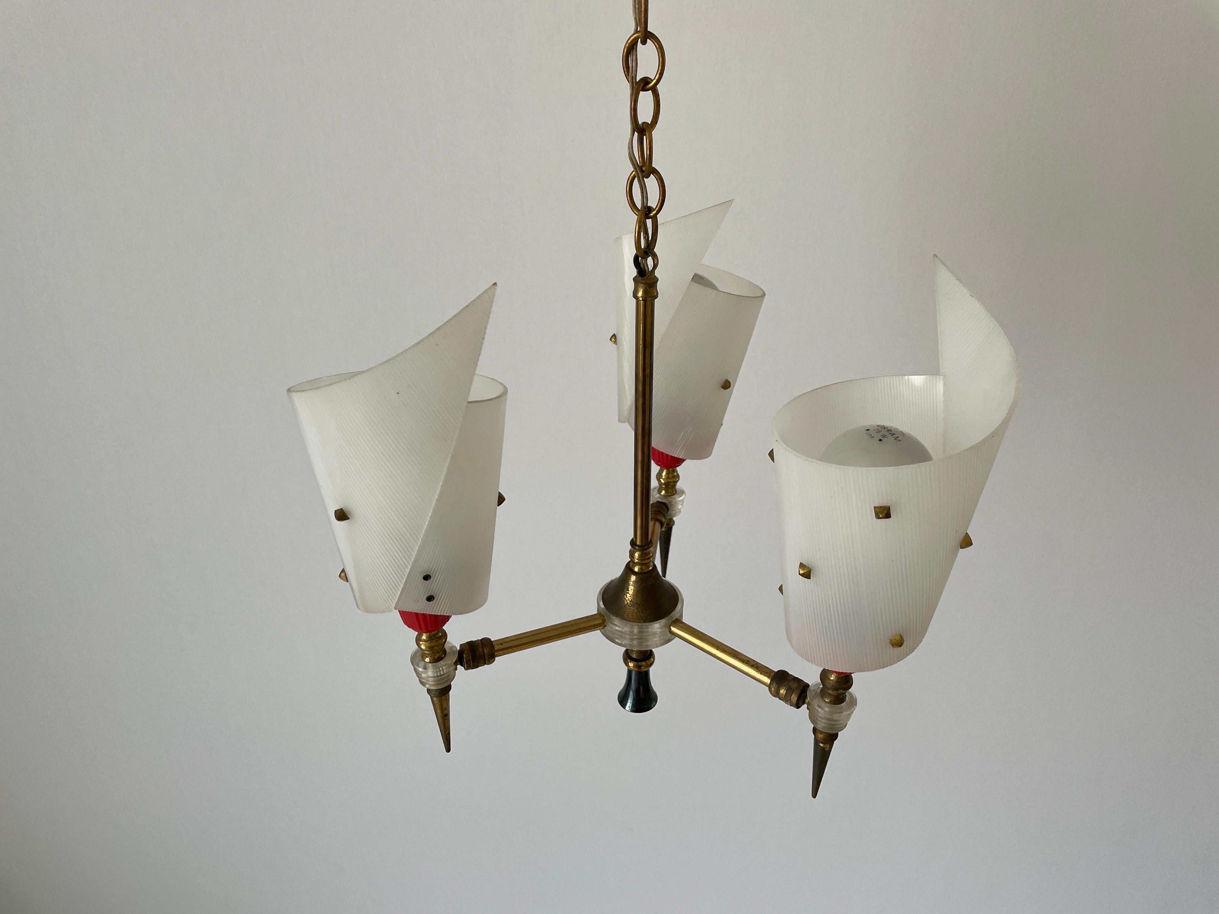 Français Lampe suspendue à 3 bras en plexiglas et laiton par Pierre Guariche, années 1950, France en vente