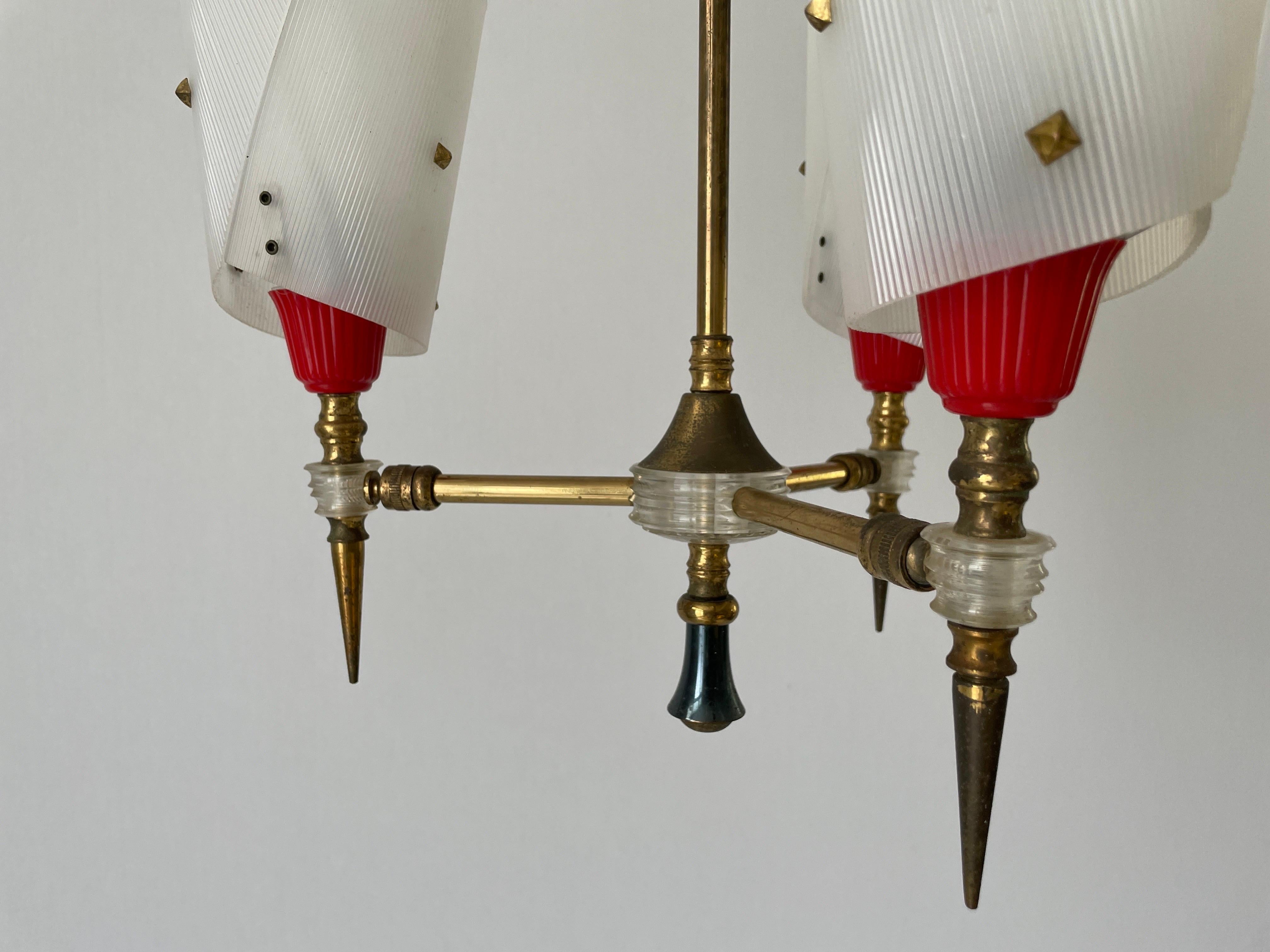 Lampe suspendue à 3 bras en plexiglas et laiton par Pierre Guariche, années 1950, France Excellent état - En vente à Hagenbach, DE