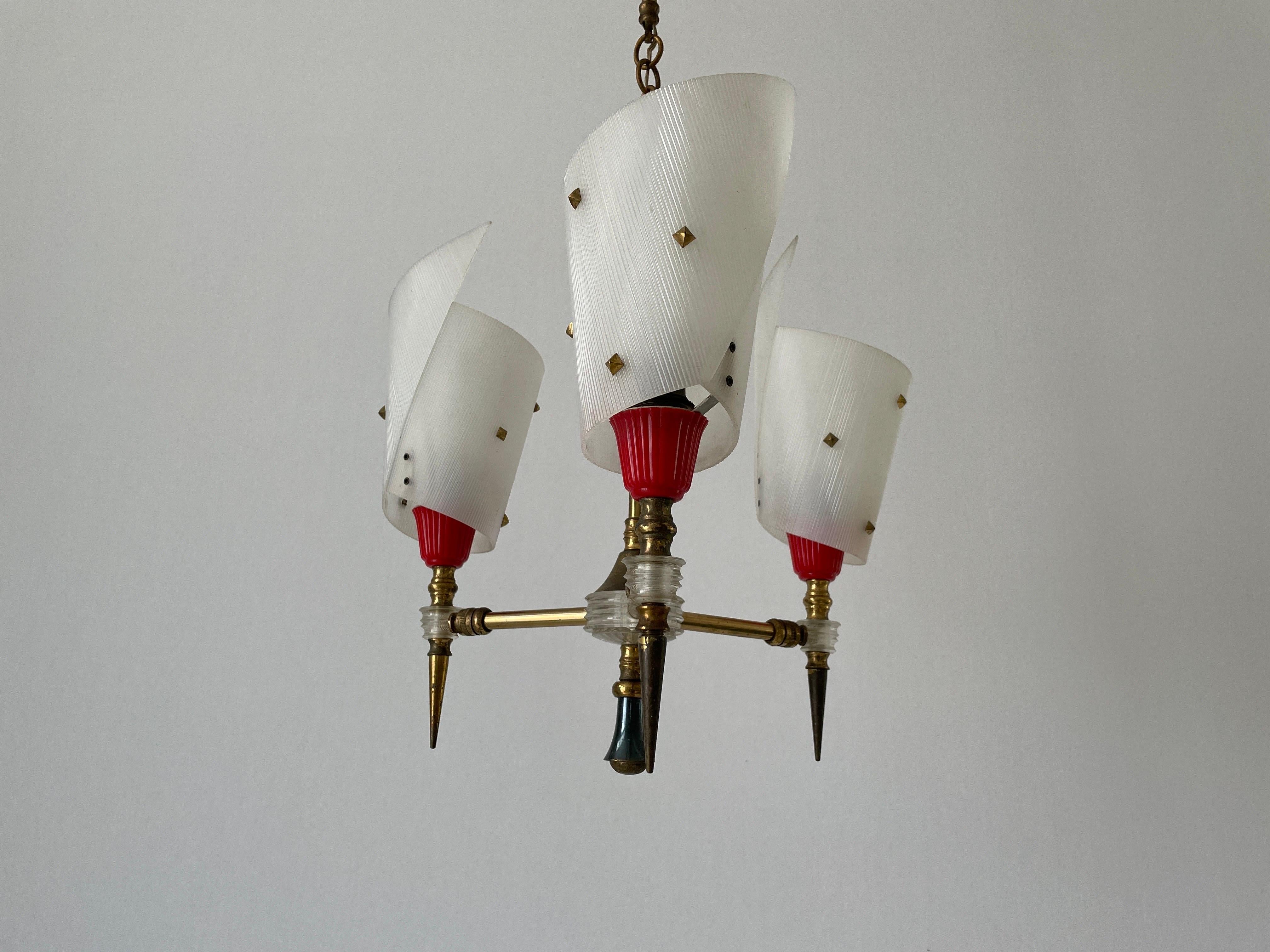 Milieu du XXe siècle Lampe suspendue à 3 bras en plexiglas et laiton par Pierre Guariche, années 1950, France en vente