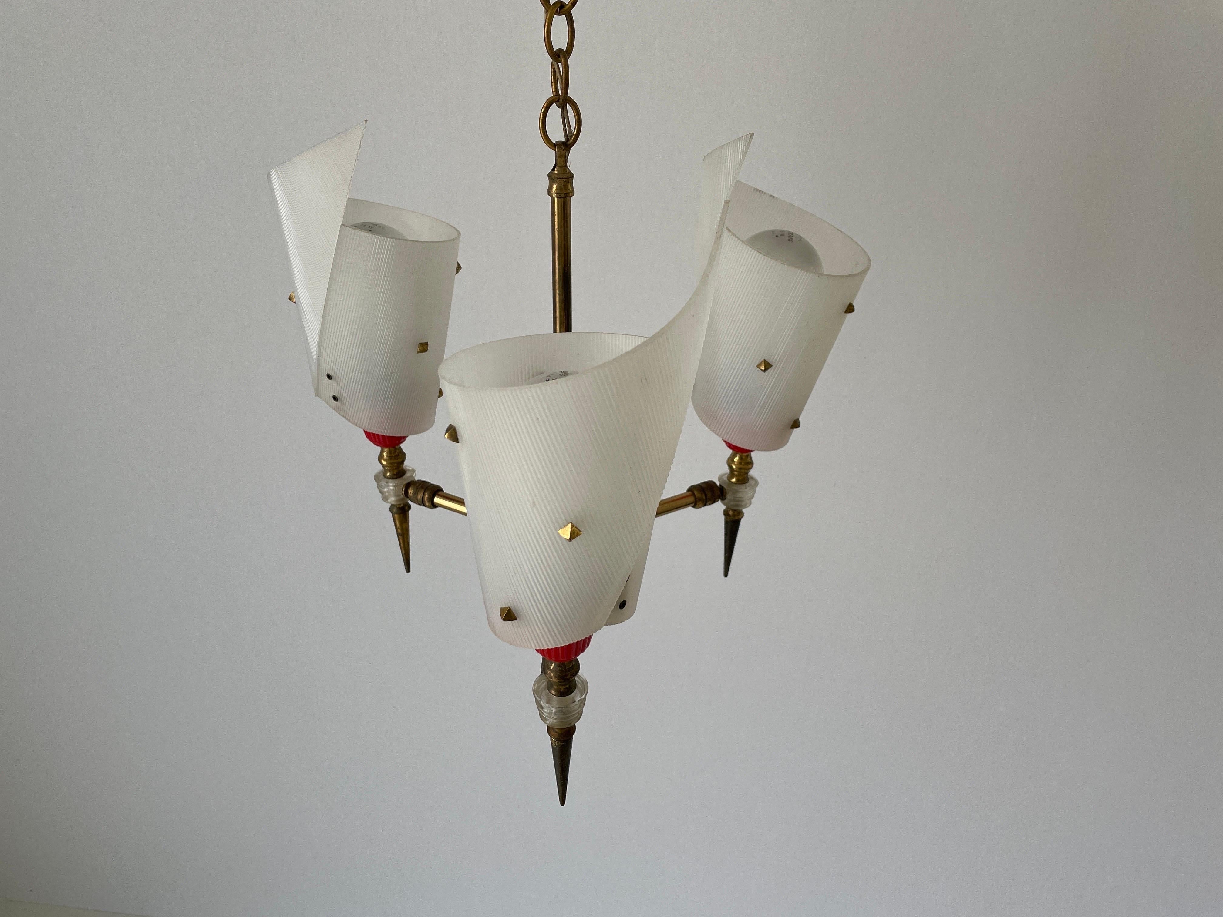 Métal Lampe suspendue à 3 bras en plexiglas et laiton par Pierre Guariche, années 1950, France en vente