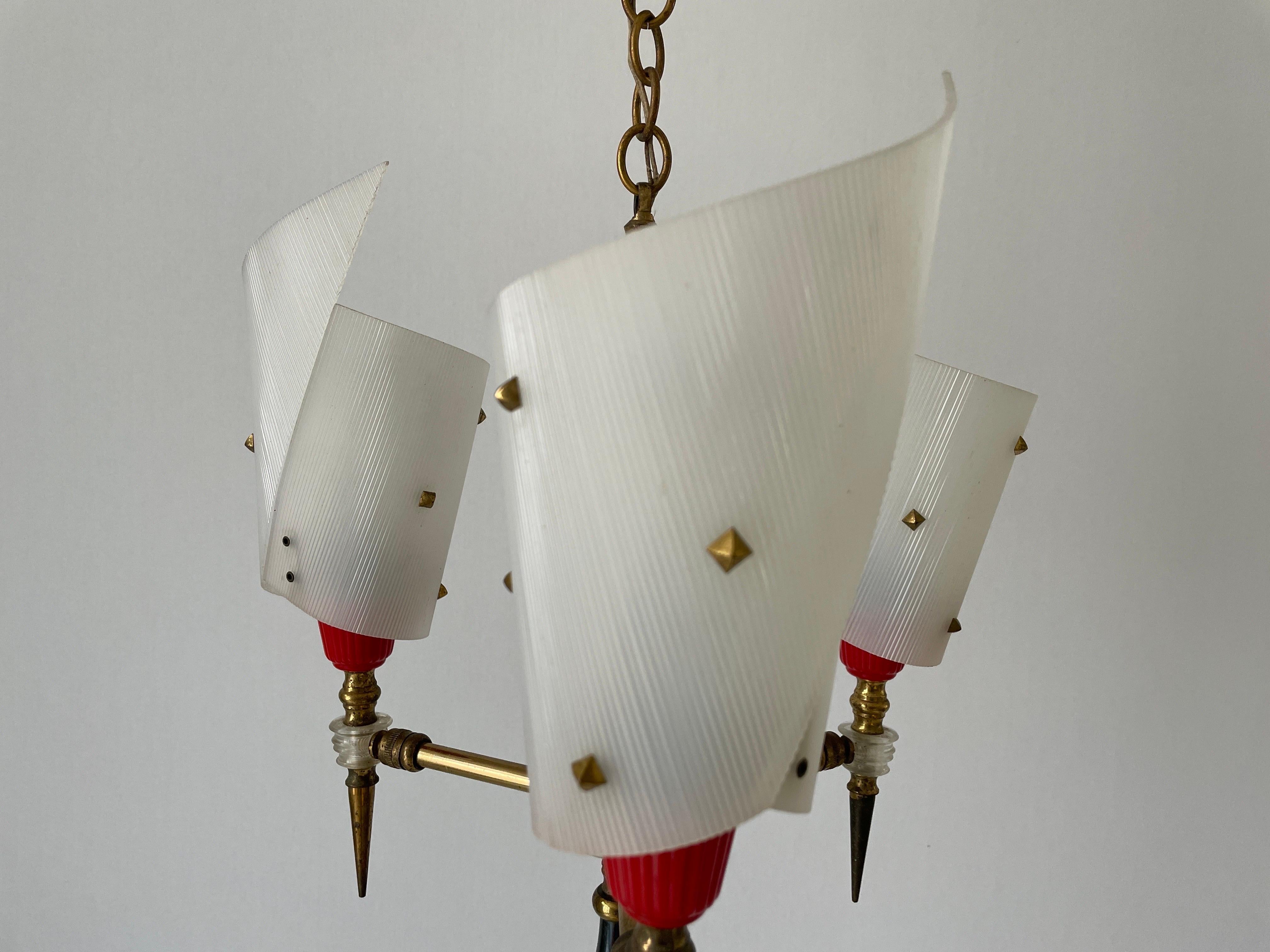 Lampe suspendue à 3 bras en plexiglas et laiton par Pierre Guariche, années 1950, France en vente 1