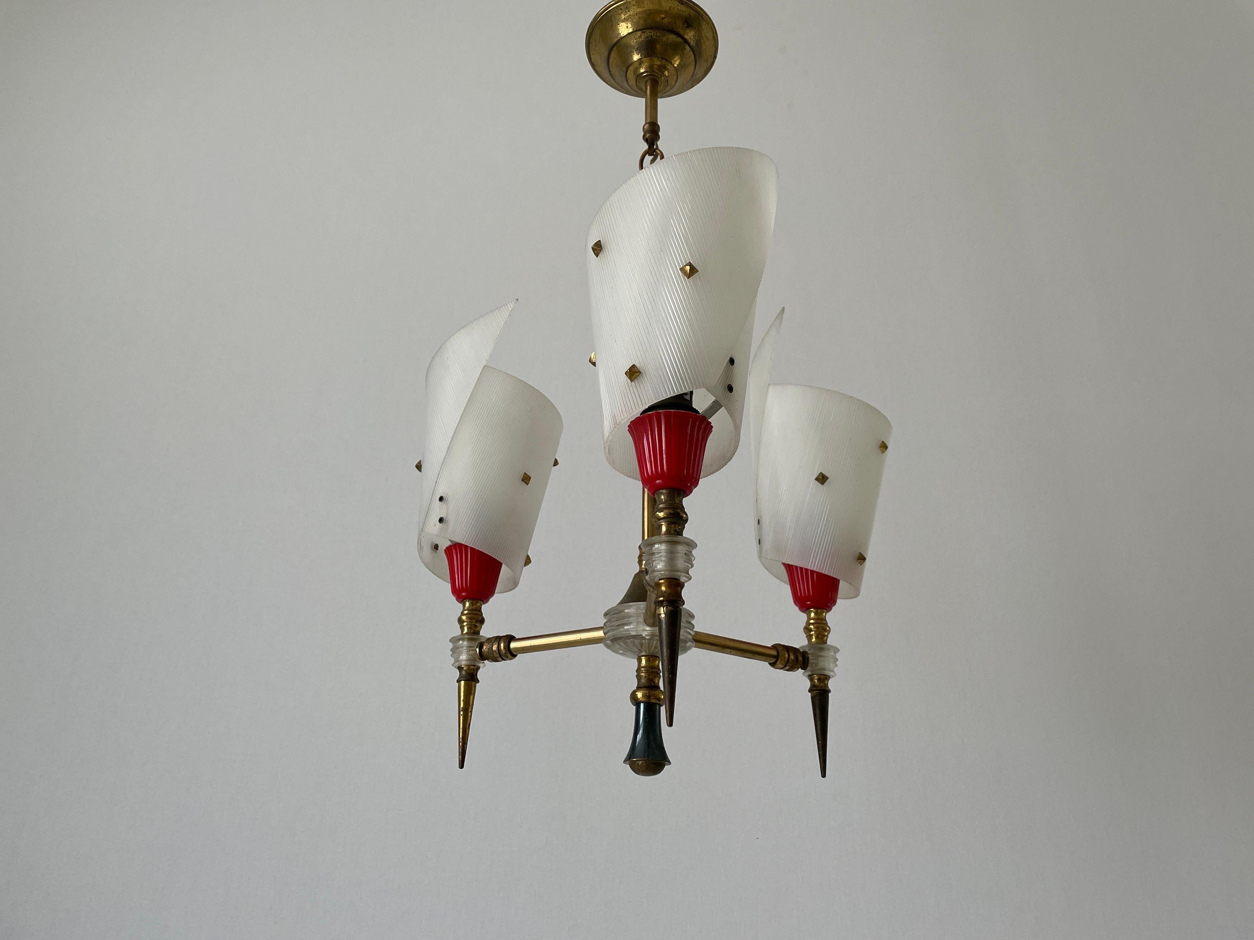 Lampe suspendue à 3 bras en plexiglas et laiton par Pierre Guariche, années 1950, France en vente 2