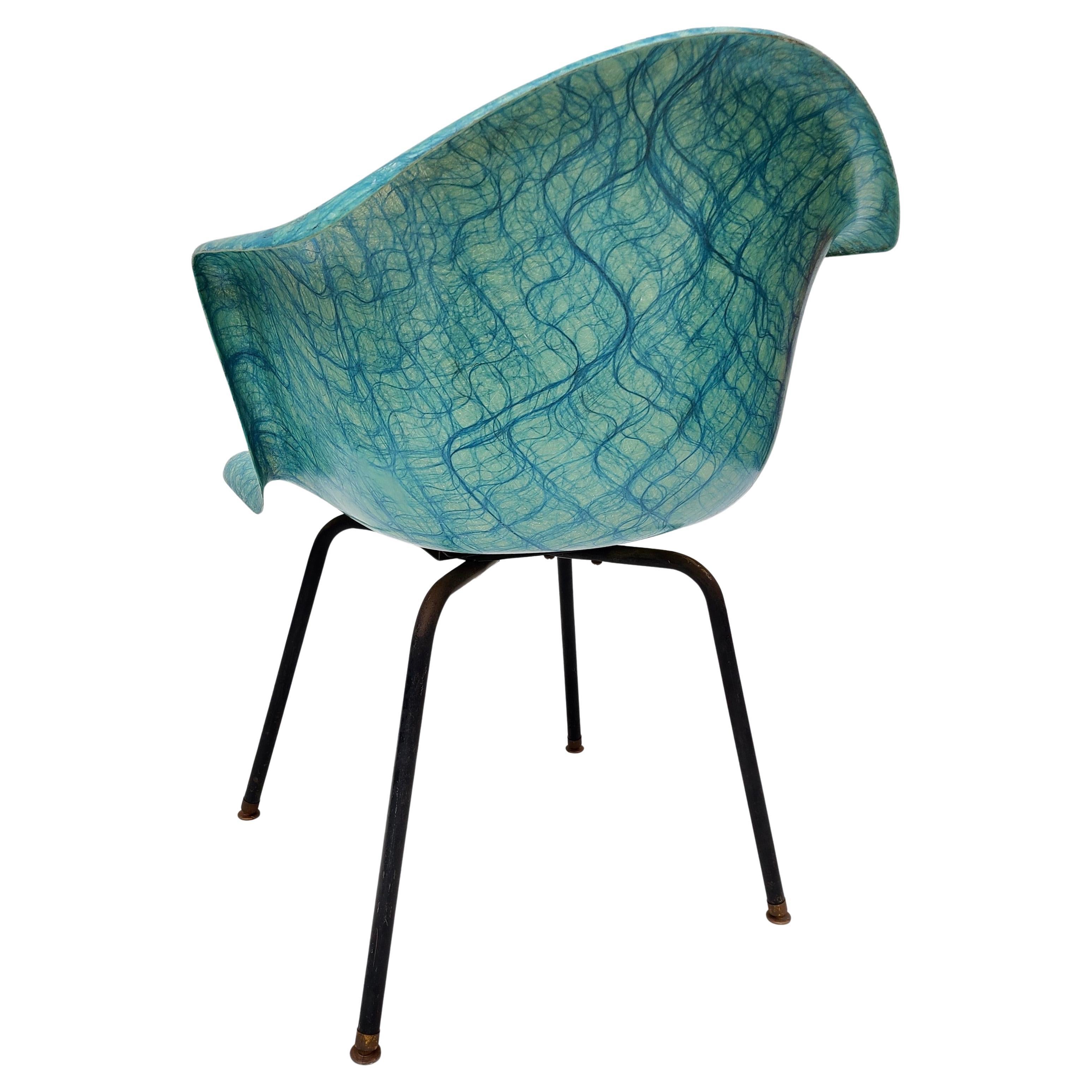 Silla con brazos de fibra de vidrio de colores. 
Diseñado por Forest Wilson para Scope.