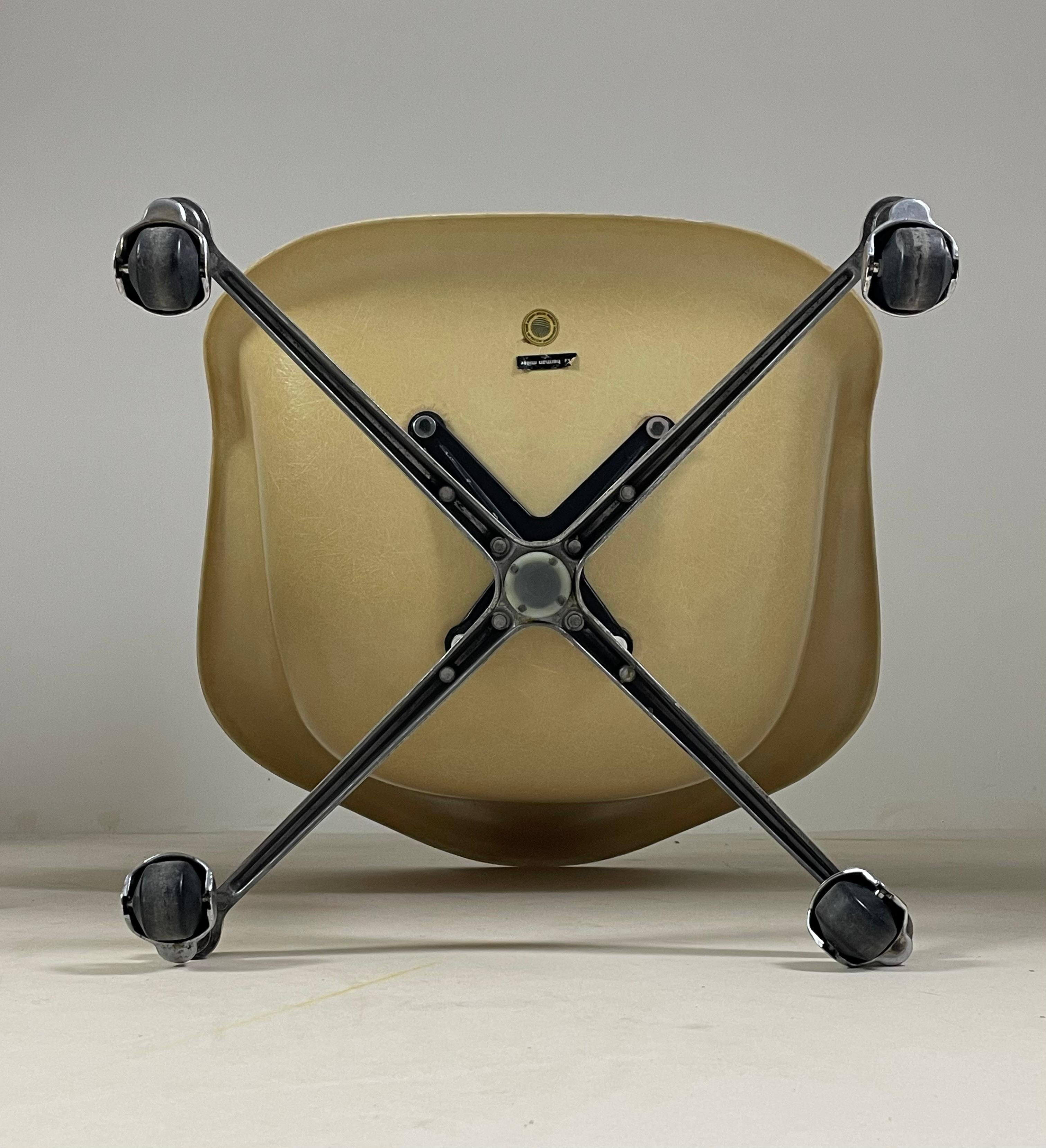 Fiberglass armchair by Charles Eames for Herman Miller, 1960 For Sale 5