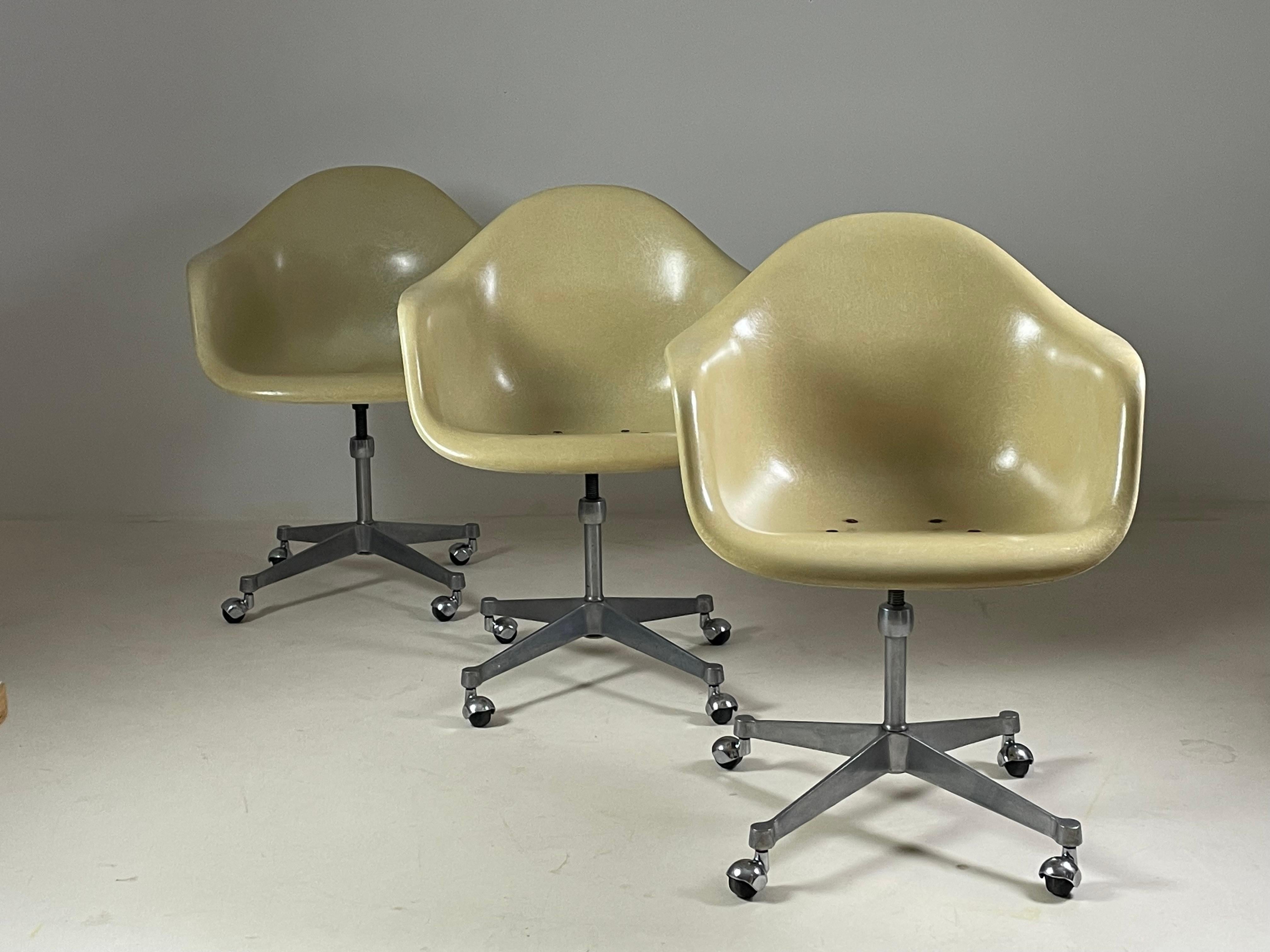 The fiberglass shell chair designed by Charles Eames for Herman Miller is an icon of 20th-century design. Elegant and functional, it is distinguished by its simple, organic shape, which perfectly fits the curves of the human body. The shell, made of