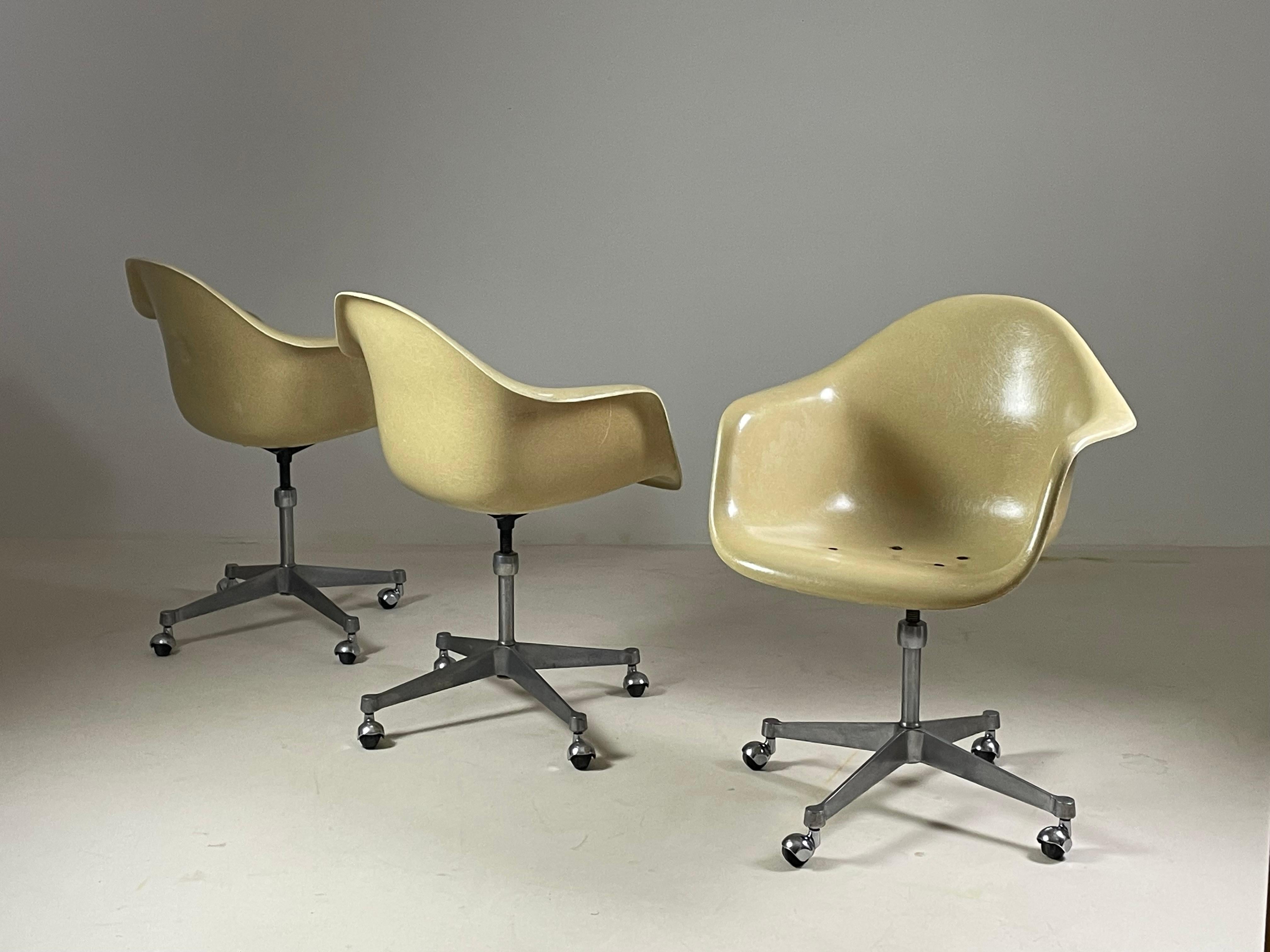 American Fiberglass armchair by Charles Eames for Herman Miller, 1960 For Sale