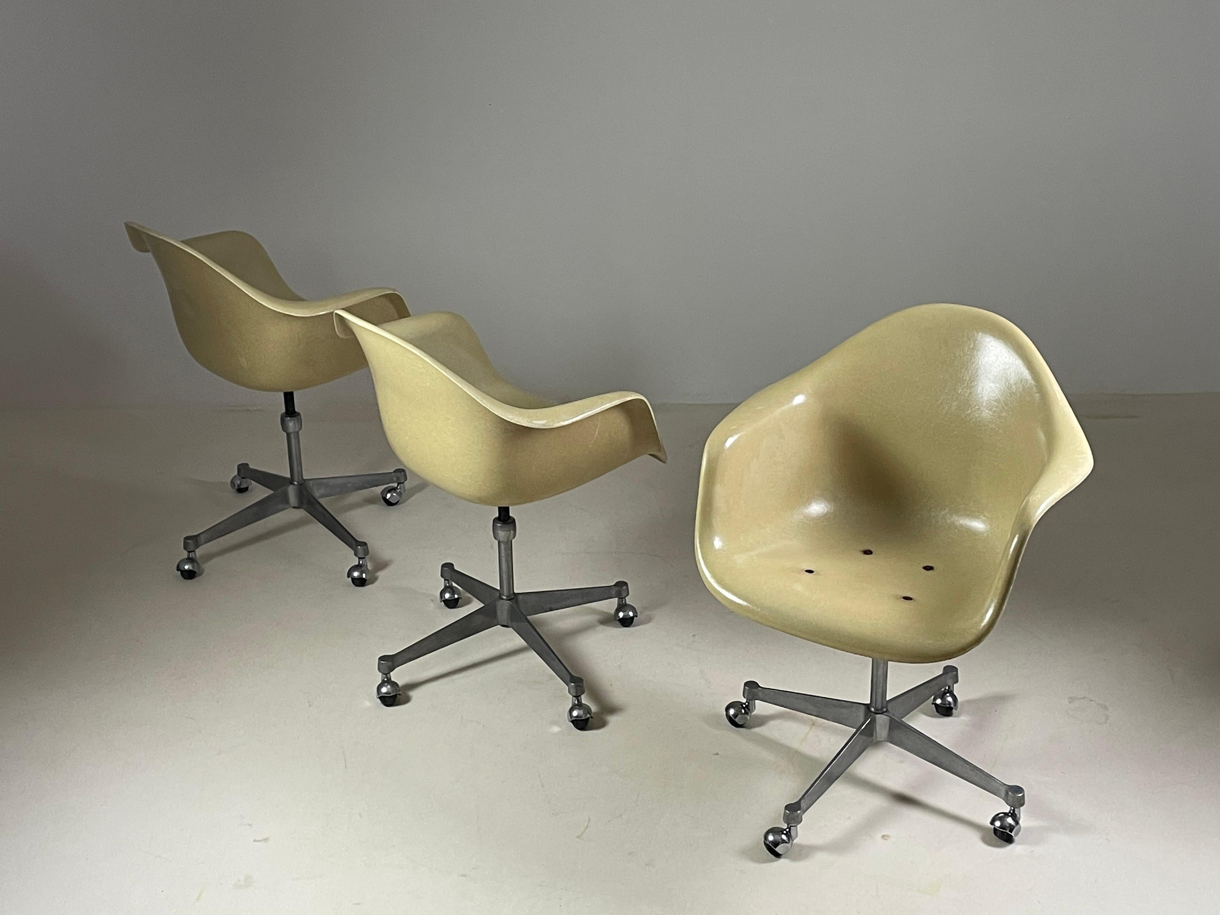 Fiberglass armchair by Charles Eames for Herman Miller, 1960 In Good Condition For Sale In GRENOBLE, FR