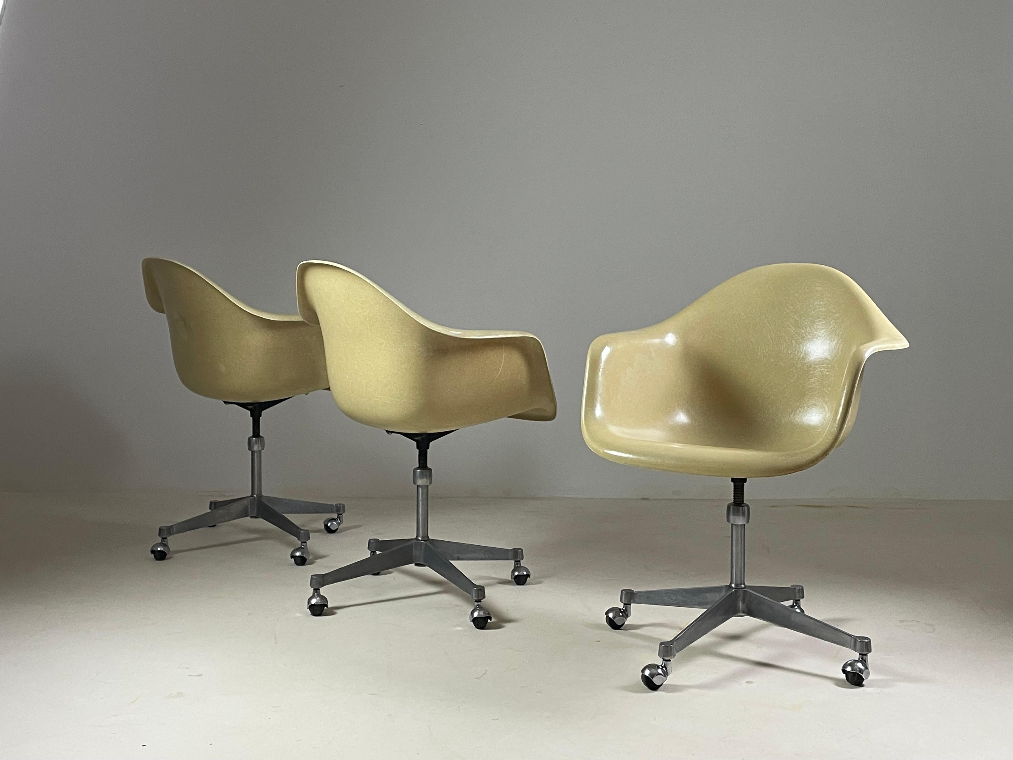 20th Century Fiberglass armchair by Charles Eames for Herman Miller, 1960 For Sale