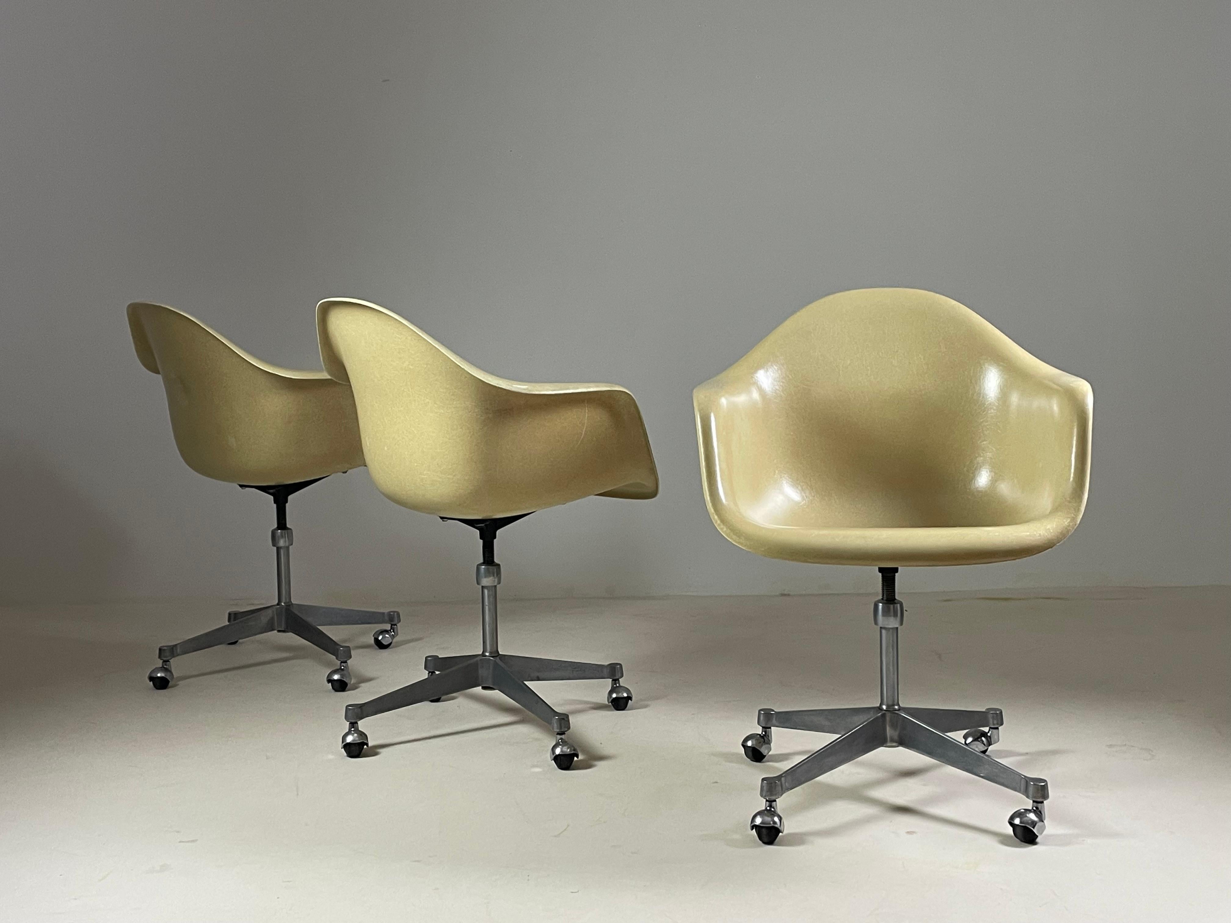 Iron Fiberglass armchair by Charles Eames for Herman Miller, 1960 For Sale