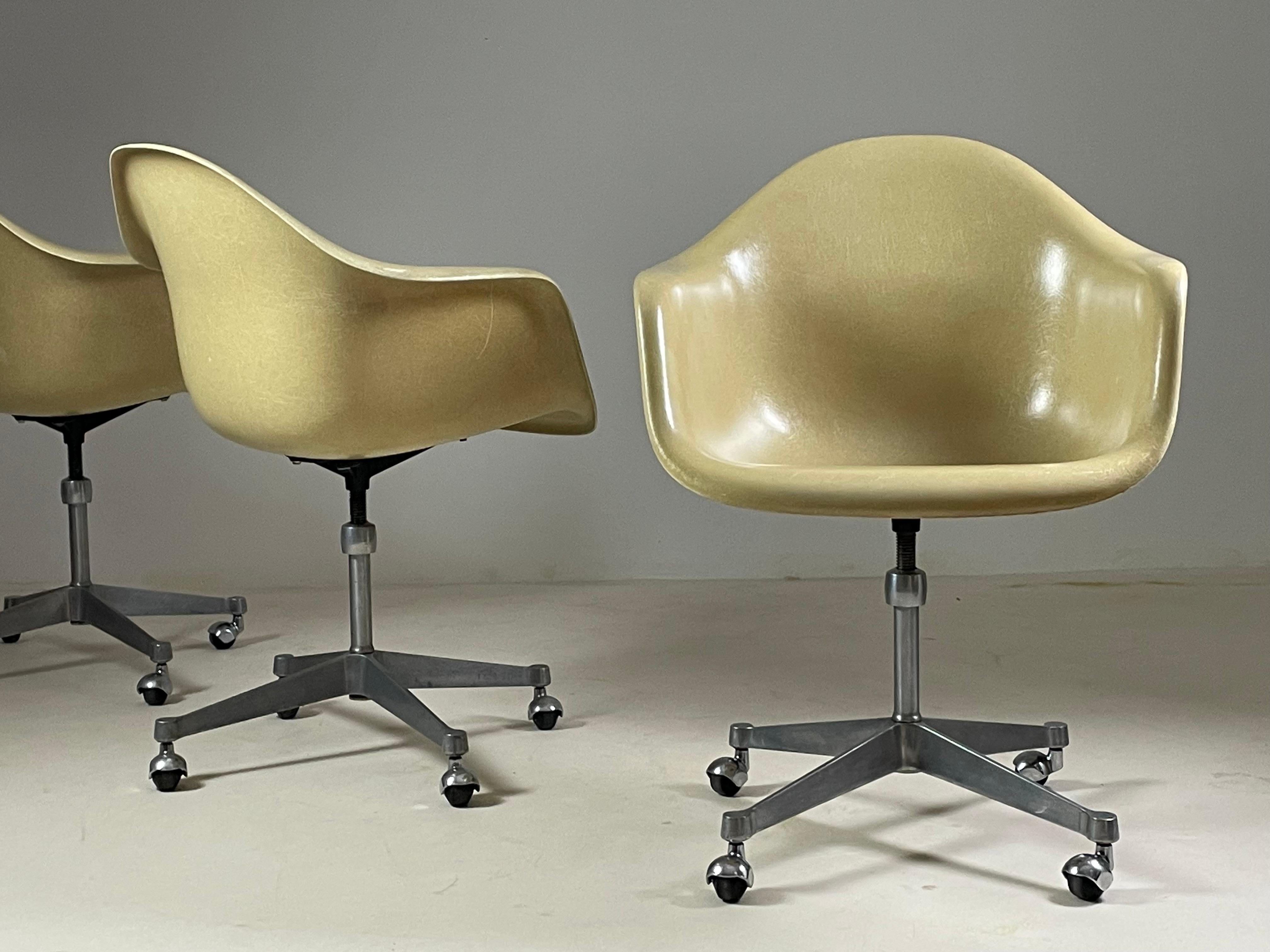 Fiberglass armchair by Charles Eames for Herman Miller, 1960 For Sale 1