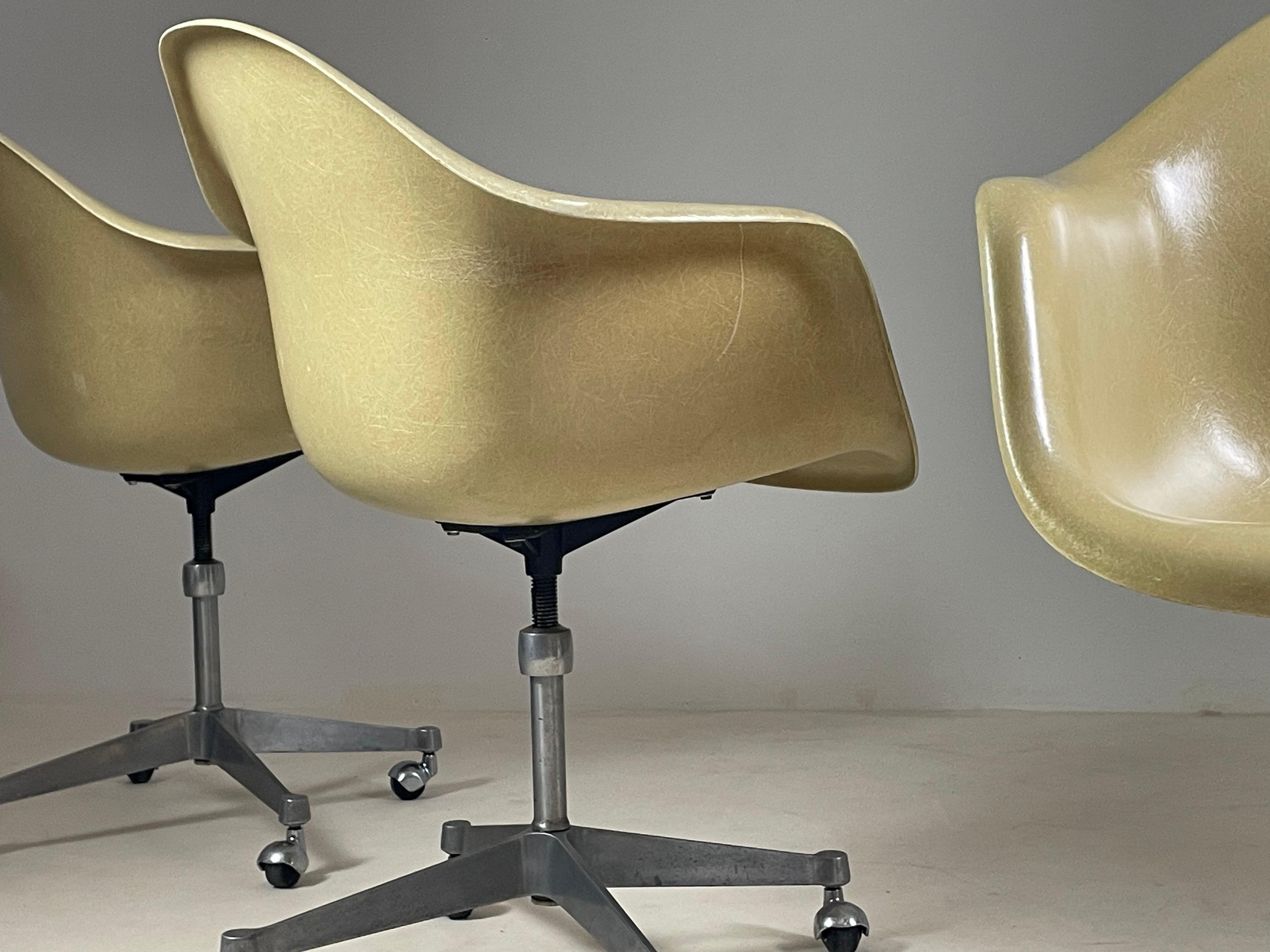 Fiberglass armchair by Charles Eames for Herman Miller, 1960 For Sale 3