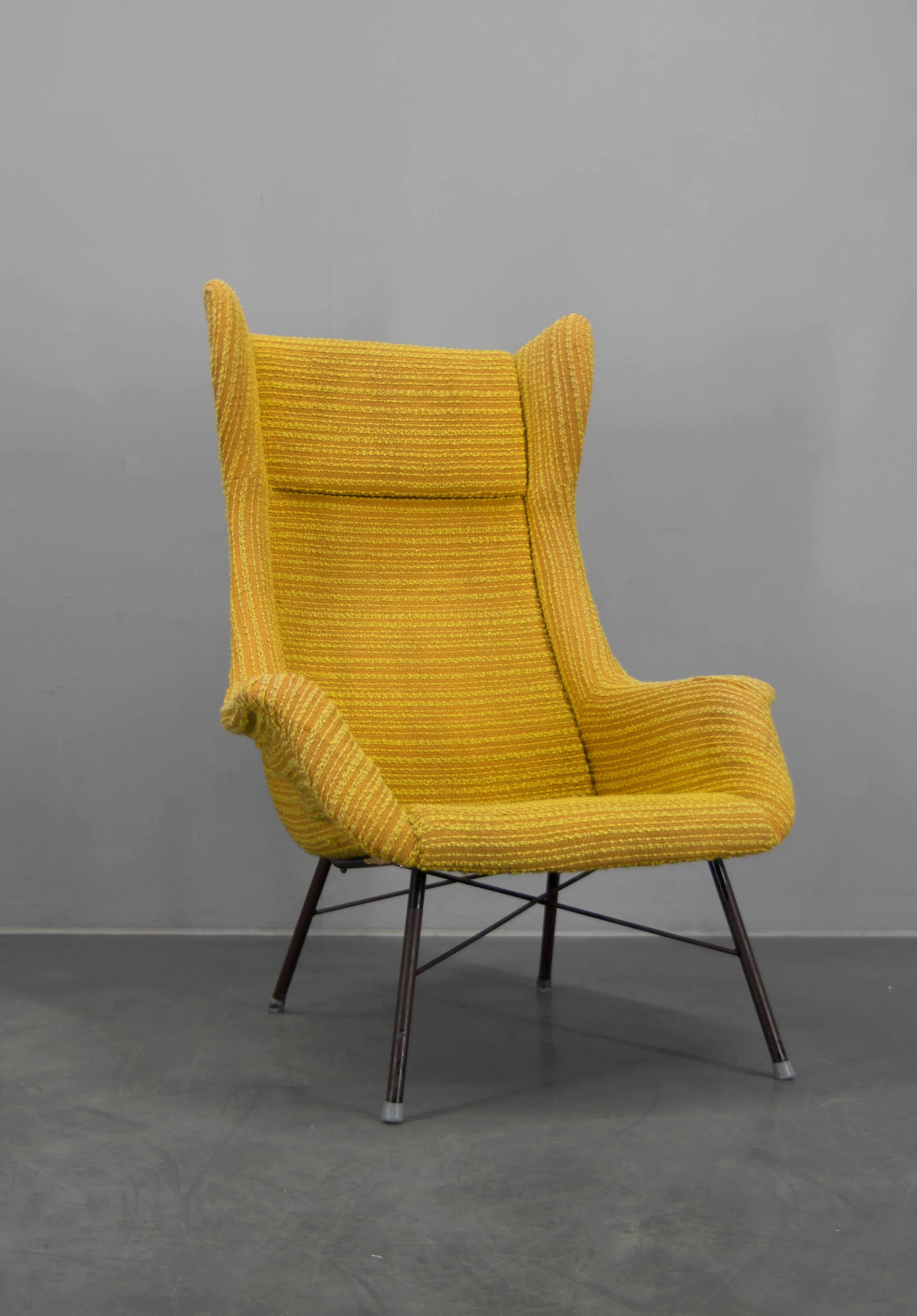 Sillón de fibra de vidrio de diseño icónico de Navratil fabricado en la década de 1960.
Buen estado original con algunos signos de uso. 
Presupuesto de envío a petición.

