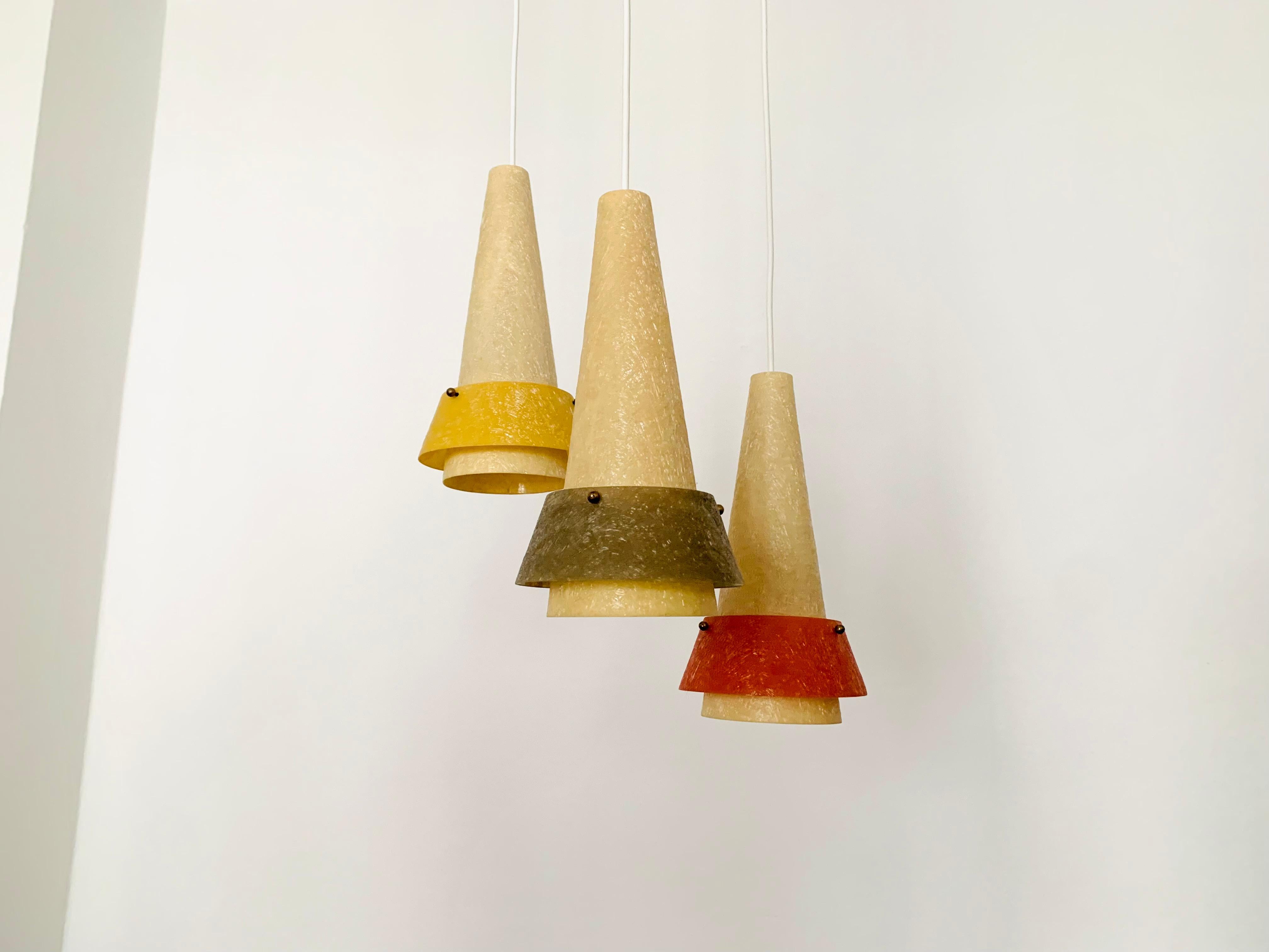 Beautiful cascade lamp from the 1950s.
Great and unusual design with a fantastically comfortable look.
Very nice details and high-quality workmanship.
A particularly warm light is created.

Condition:

Very good vintage condition with slight signs
