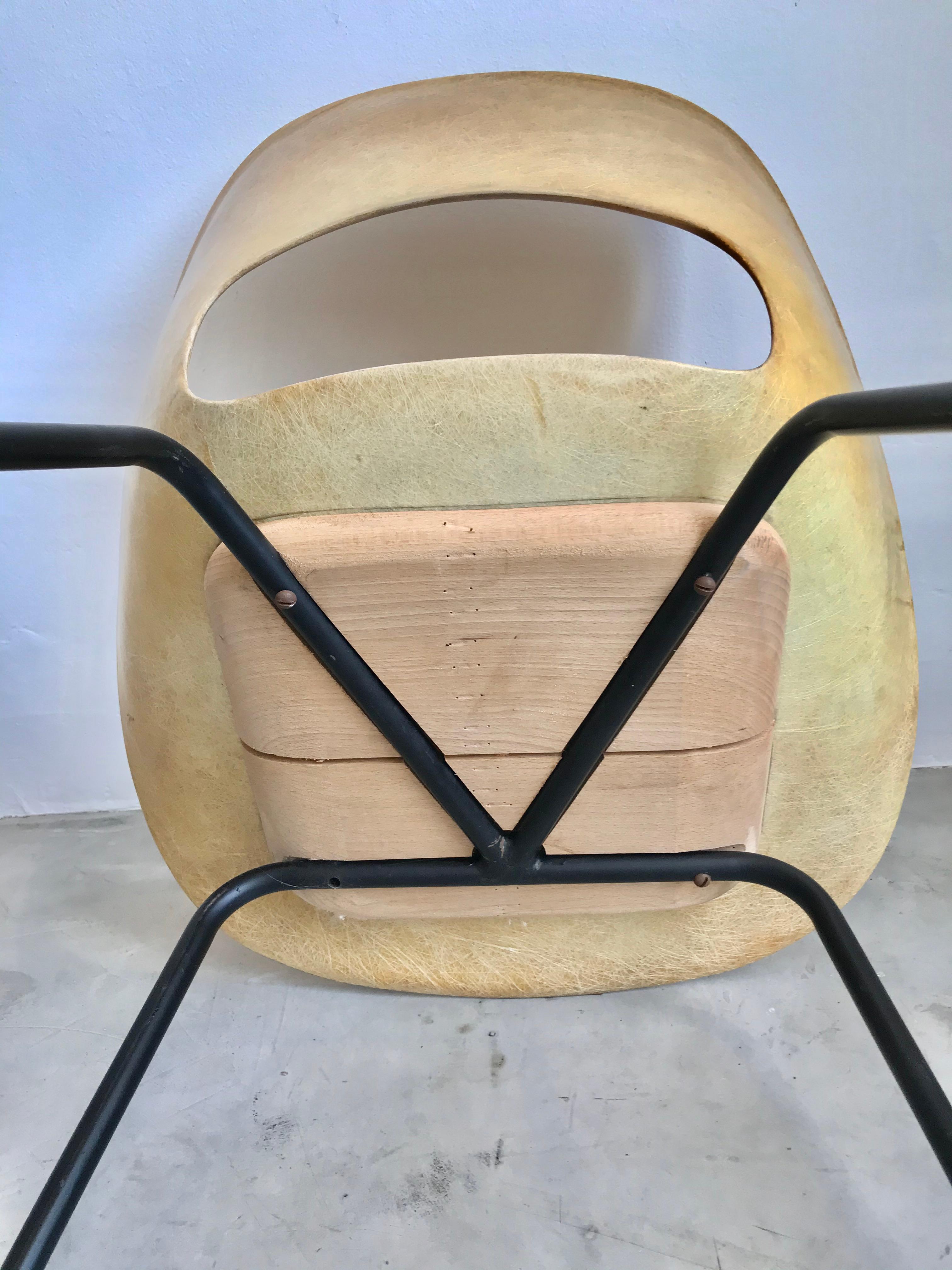 Fiberglass Chair by Pierre Guariche For Sale 2