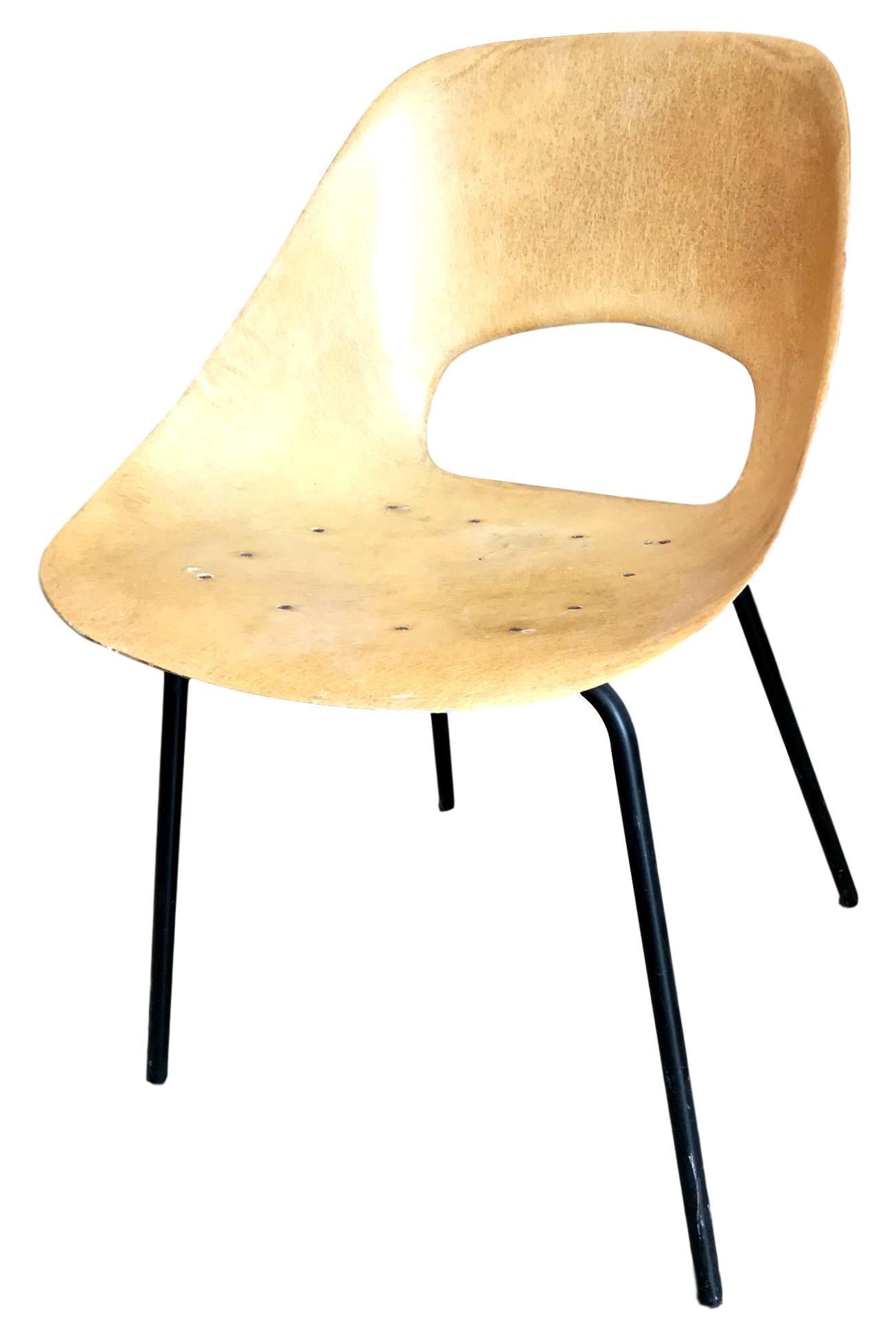 Wunderschöner Stuhl aus Fiberglas von Pierre Guariche. Der Rahmen aus cremefarbenem Fiberglas steht auf vier Eisenbeinen. Toller Vintage-Zustand und schönes Design. Großartiges eigenständiges Werk. Fantastisches Stück Sammlerdesign.


