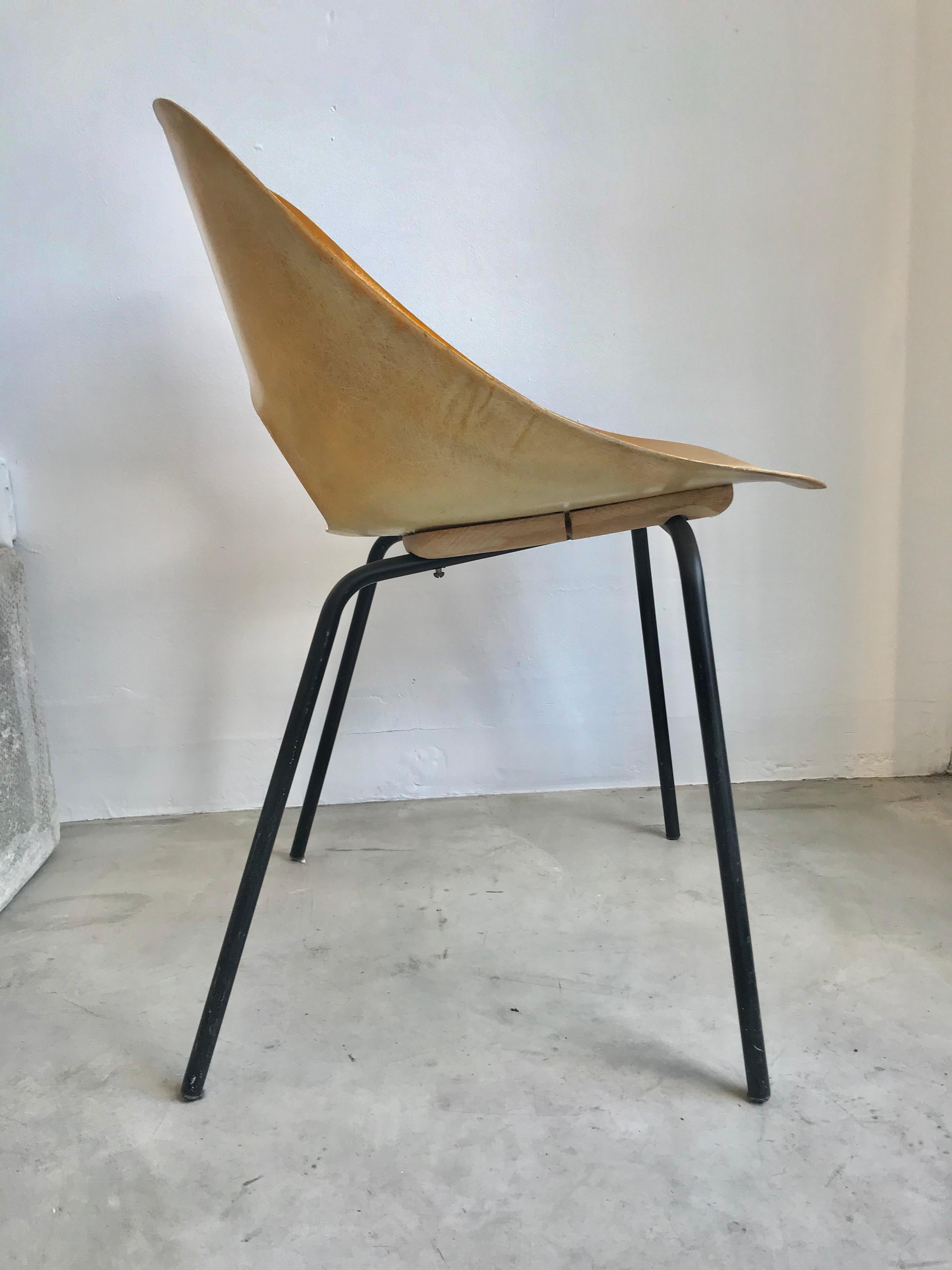 Chaise en fibre de verre de Pierre Guariche Bon état - En vente à Los Angeles, CA