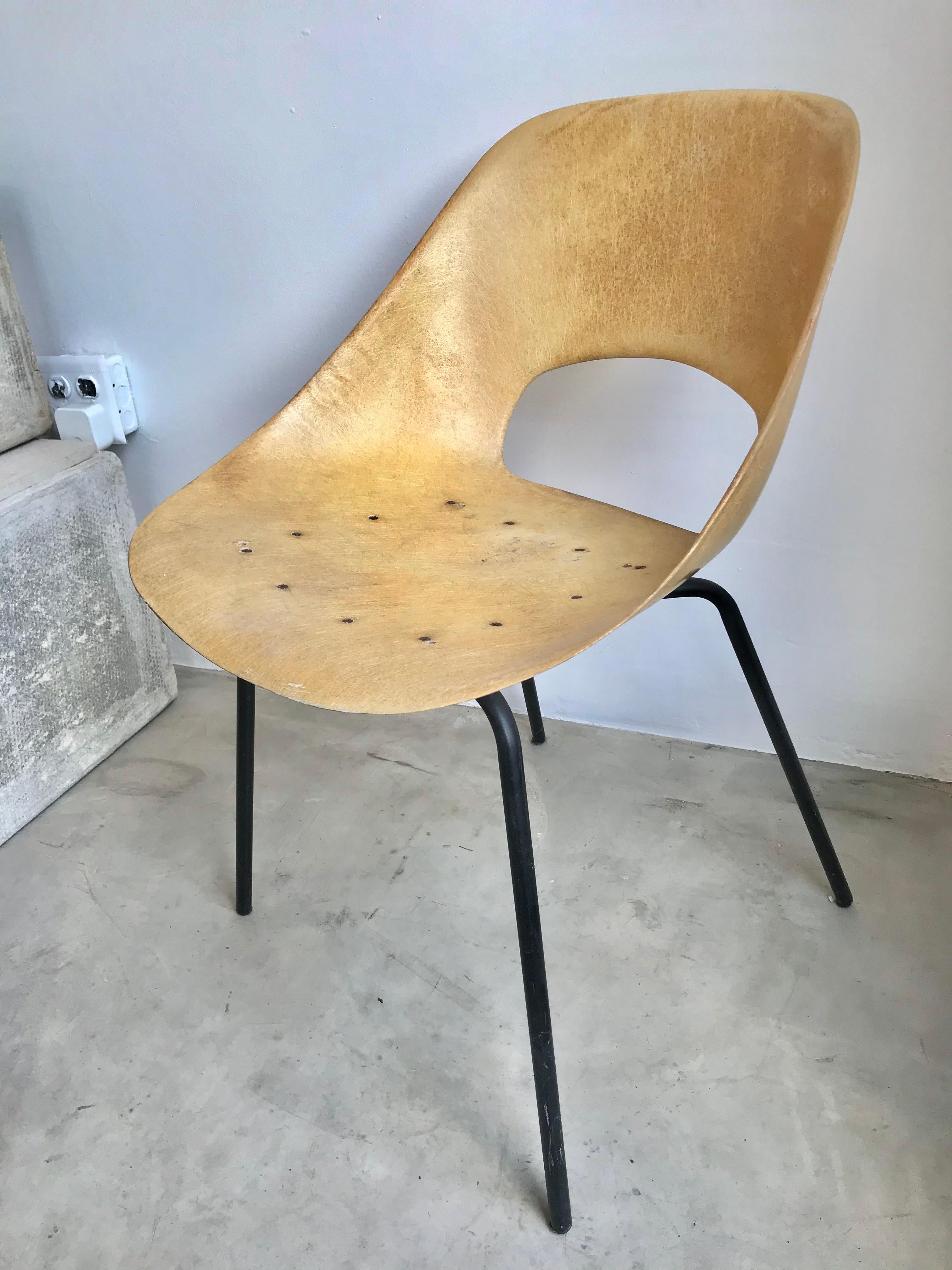Milieu du XXe siècle Chaise en fibre de verre de Pierre Guariche en vente