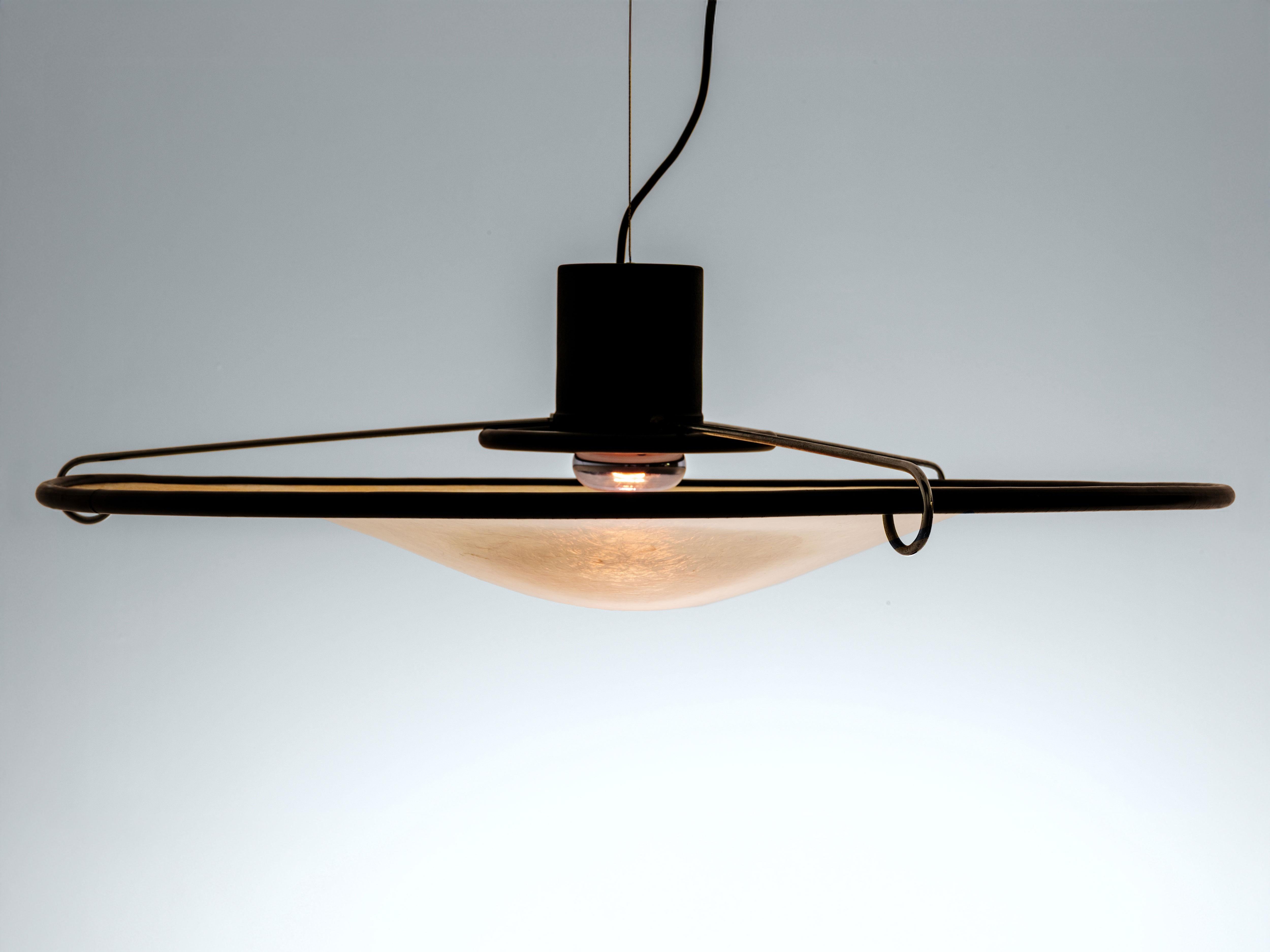 Here we have an Italian chandelier from the 1960s, made by the lighting company Luci.
During this period, design was heavily influenced by the emerging space age. This resulted in the use of new materials, such as fibreglass, and expressive, organic