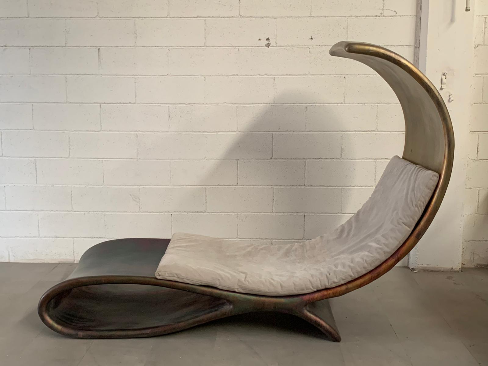 Chaise longue designed by Ravi Sing, produced by lightworks resorce in 1998. Glass fibre coated in patinated copper.
Packaging with bubble wrap and cardboard boxes is included. If the wooden packaging is needed (crates or boxes) for US and