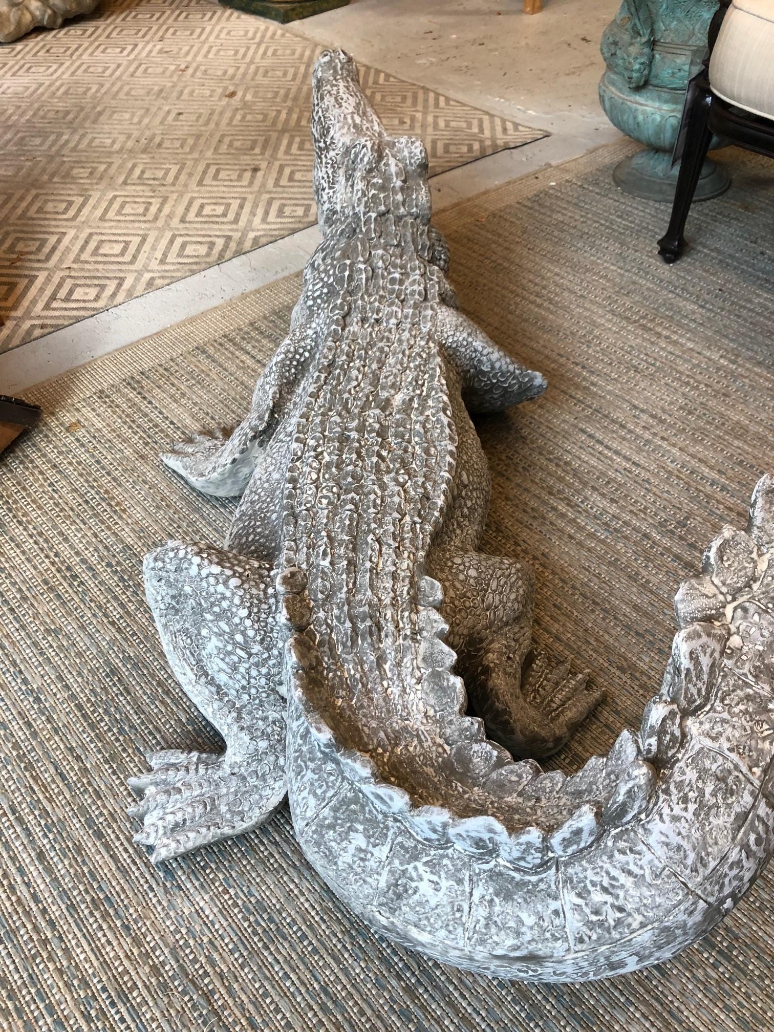 Alligator en fibre de verre  en vente 2