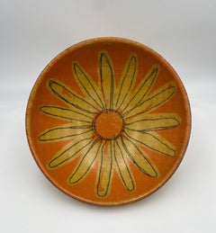 Cuenco de fibra de vidrio con flor de margarita,  Estados Unidos, década de 1960