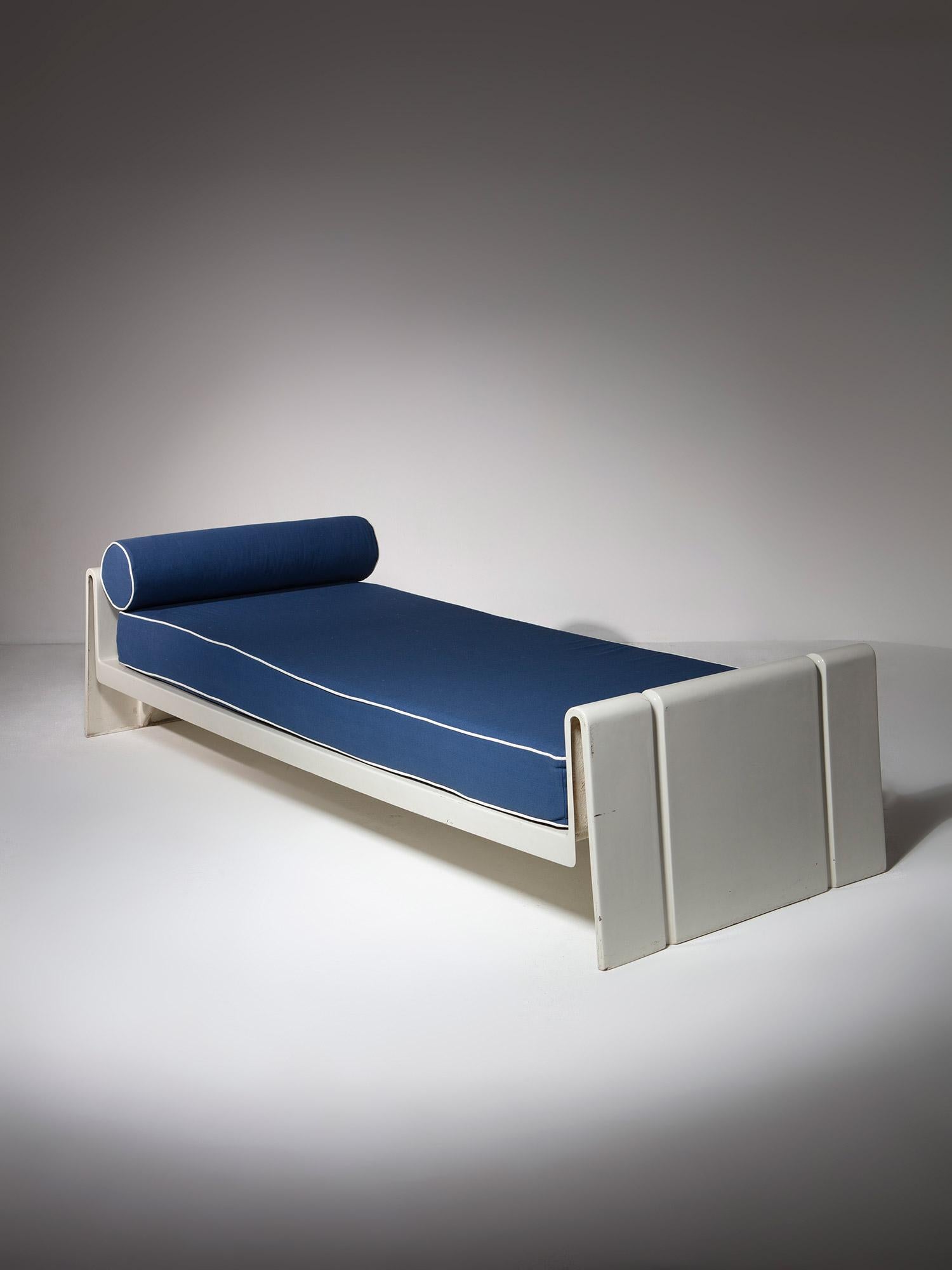 Rare daybed by Cini Boeri for Elco.
Reinforced white fiberglass daybed 