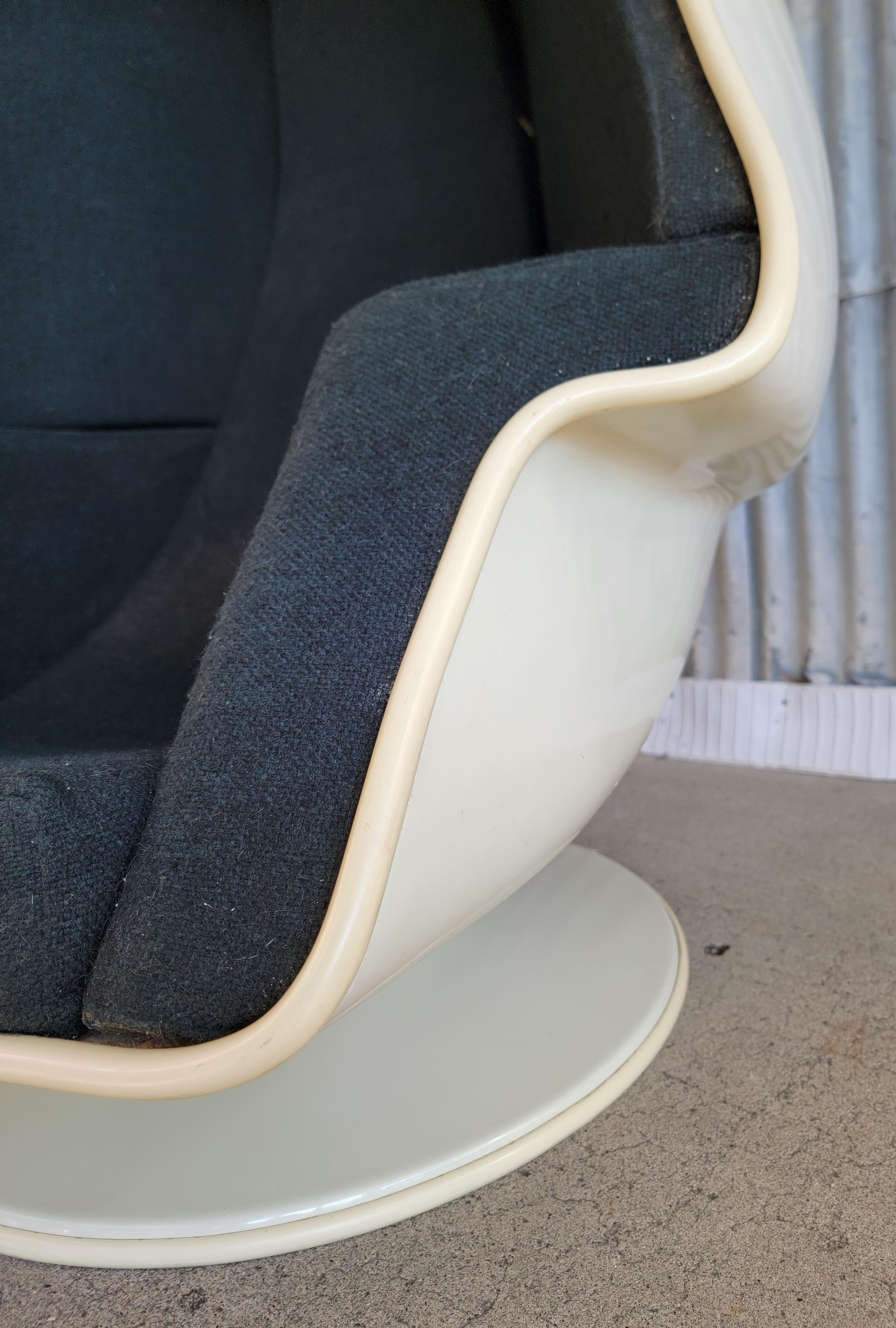 Silla Futurista Egg Lounge de la Era Espacial por Lee Company Tela en venta