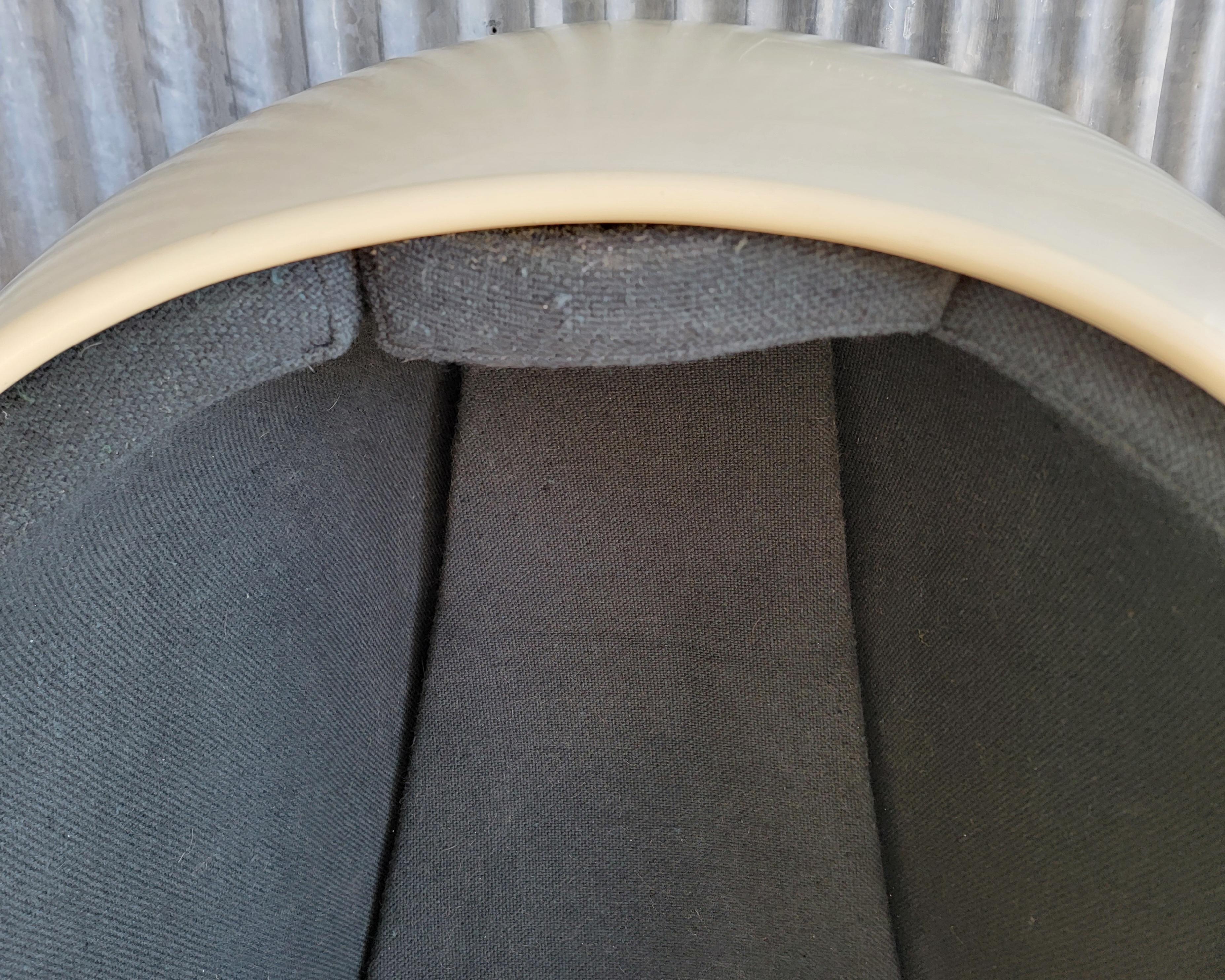 Silla Futurista Egg Lounge de la Era Espacial por Lee Company en venta 2