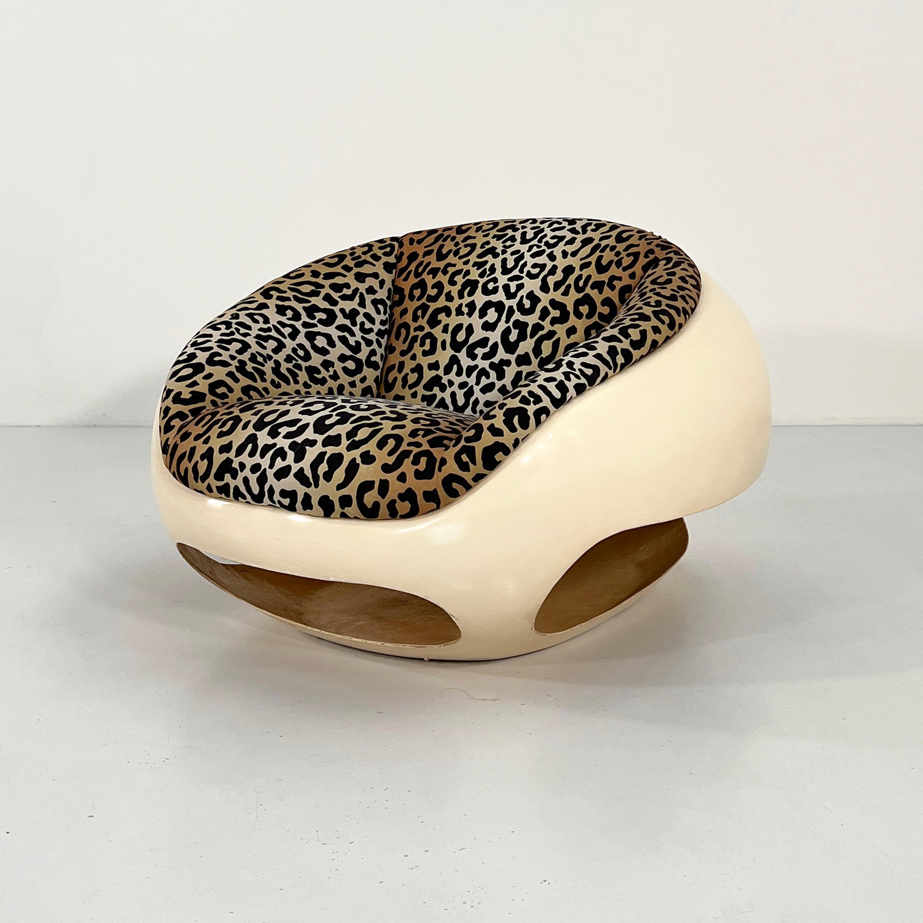 Loungesessel aus Fiberglas-Ei / Pod von Mario Sabot, 1960er Jahre
Produzent - Mario Sabot
Modell - Egg / Pod Lounge Chair 
Entwurfsperiode - Sechziger Jahre (1968/1969) 
Maße - Breite 90 cm x Tiefe 100 cm x Höhe 64 cm x Sitzhöhe 42 cm
MATERIALIEN -