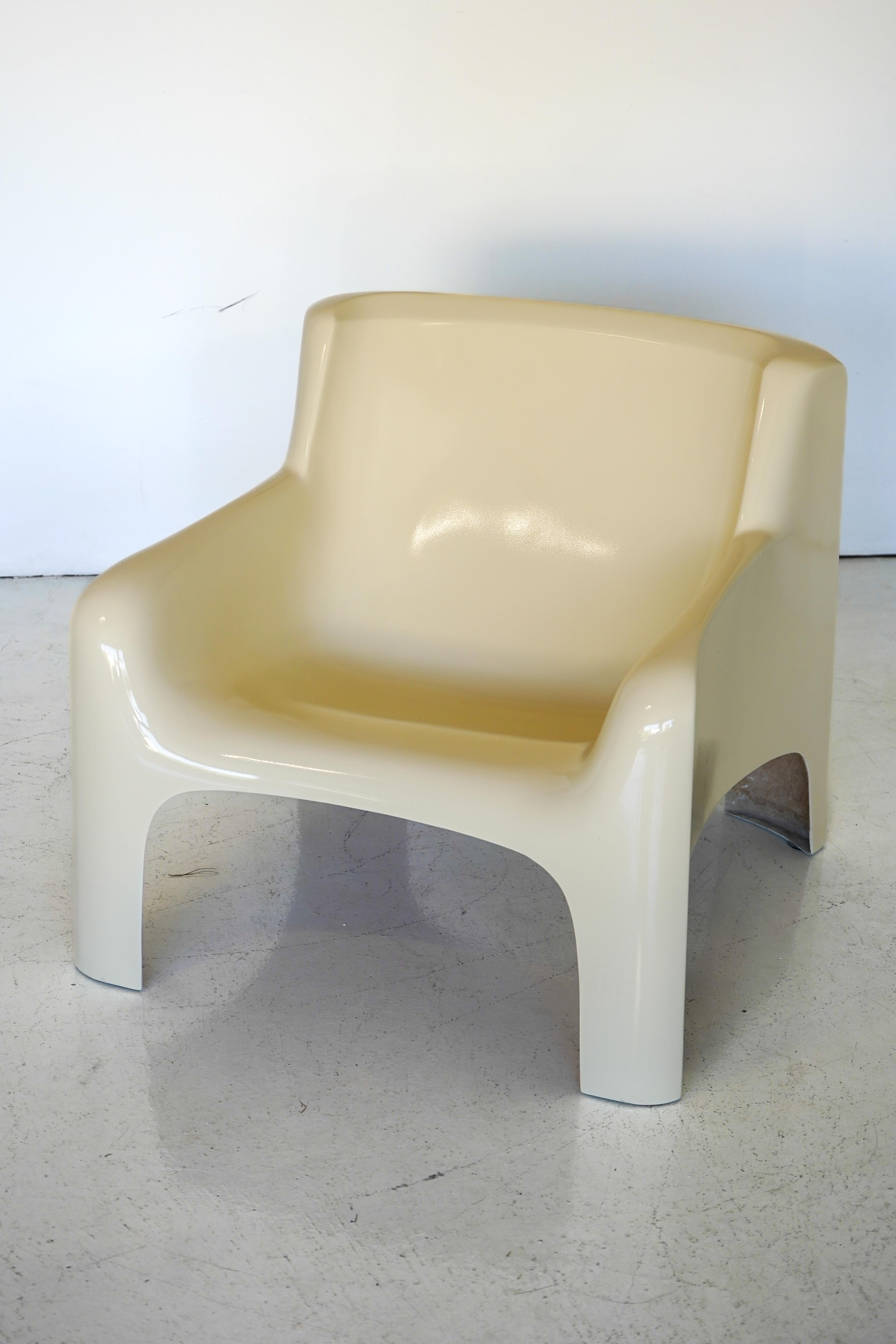 Poltrona Gaia in fibra di vetro con finitura lucida color crema del designer italiano Carlo Bartoli per Arflex.

Design elegante e sexy dell'era spaziale, ma abbastanza versatile da adattarsi a quasi tutti gli interni. Rifinito e in ottime