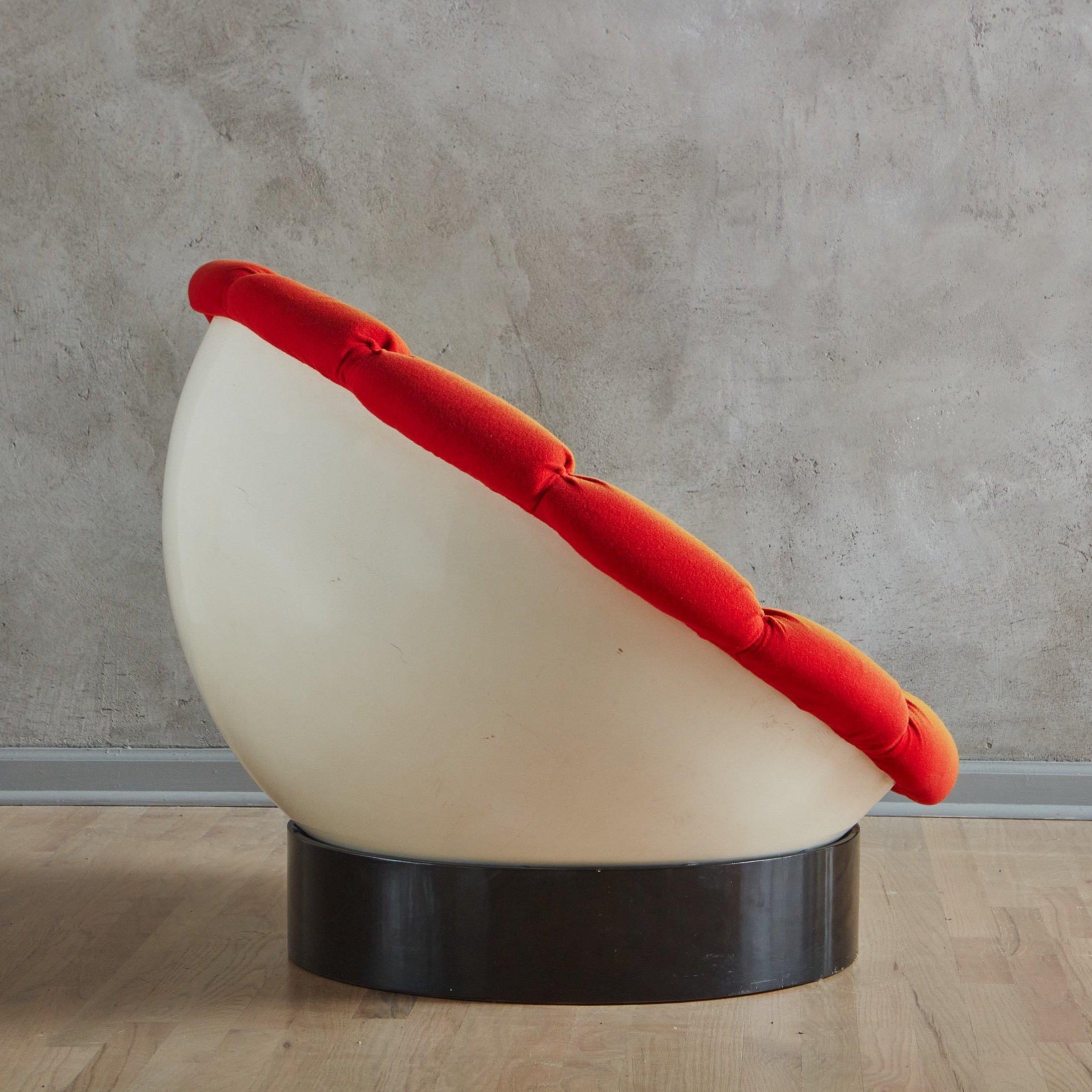 Italian Fiberglass ‘Girasole’ Chair with Pillow by Luciano Frigerio, Italy 1960s For Sale