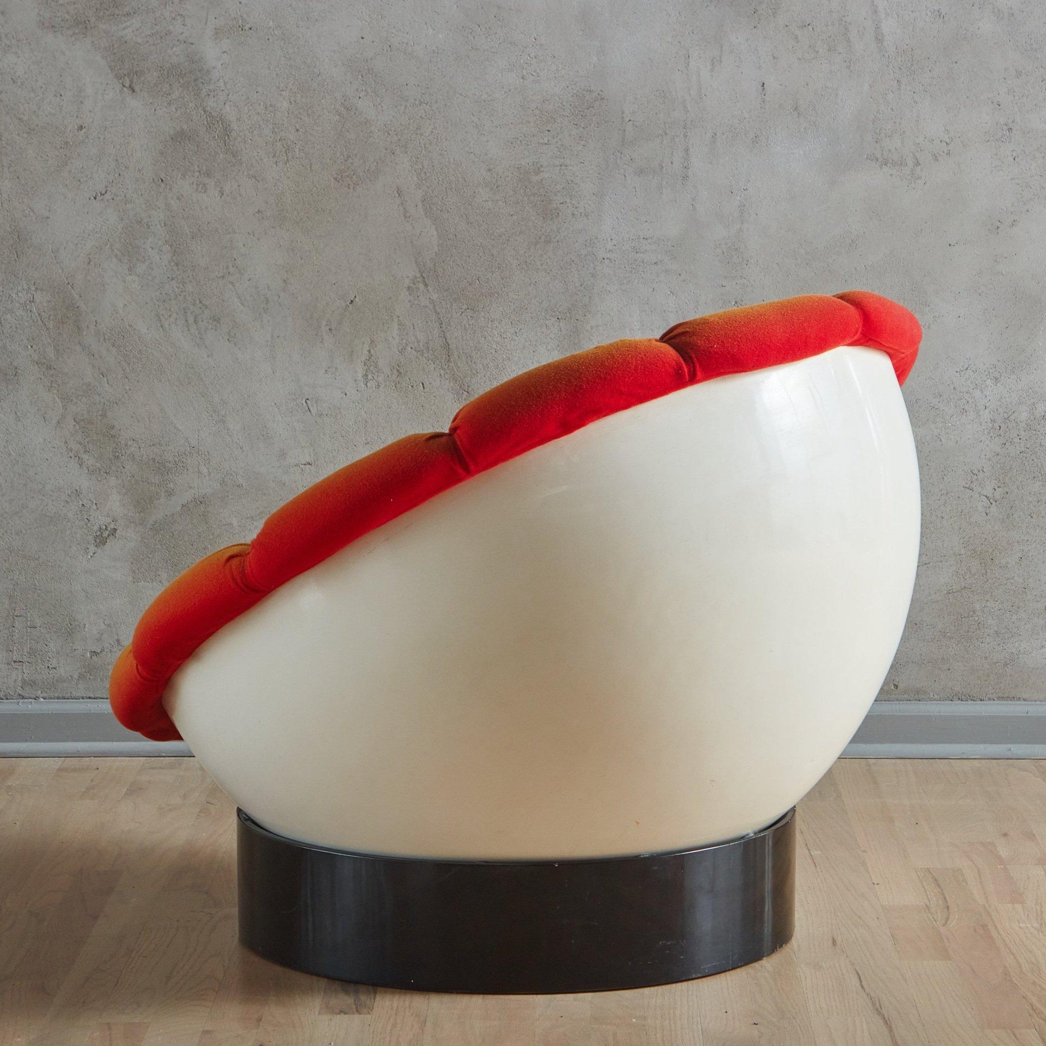 Fiberglass ‘Girasole’ Chair with Pillow by Luciano Frigerio, Italy 1960s In Fair Condition For Sale In Chicago, IL