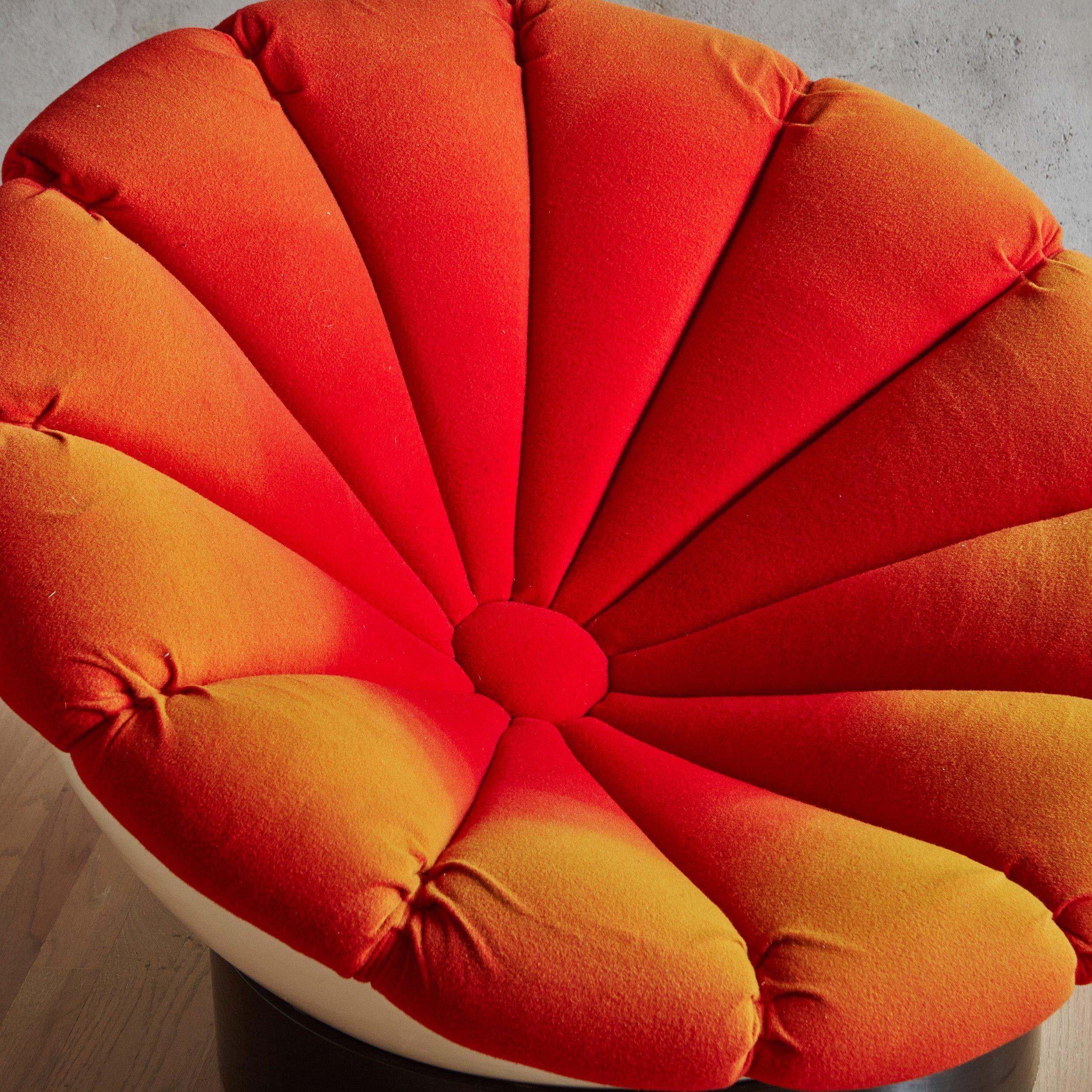 Mid-20th Century Fiberglass ‘Girasole’ Chair with Pillow by Luciano Frigerio, Italy 1960s For Sale