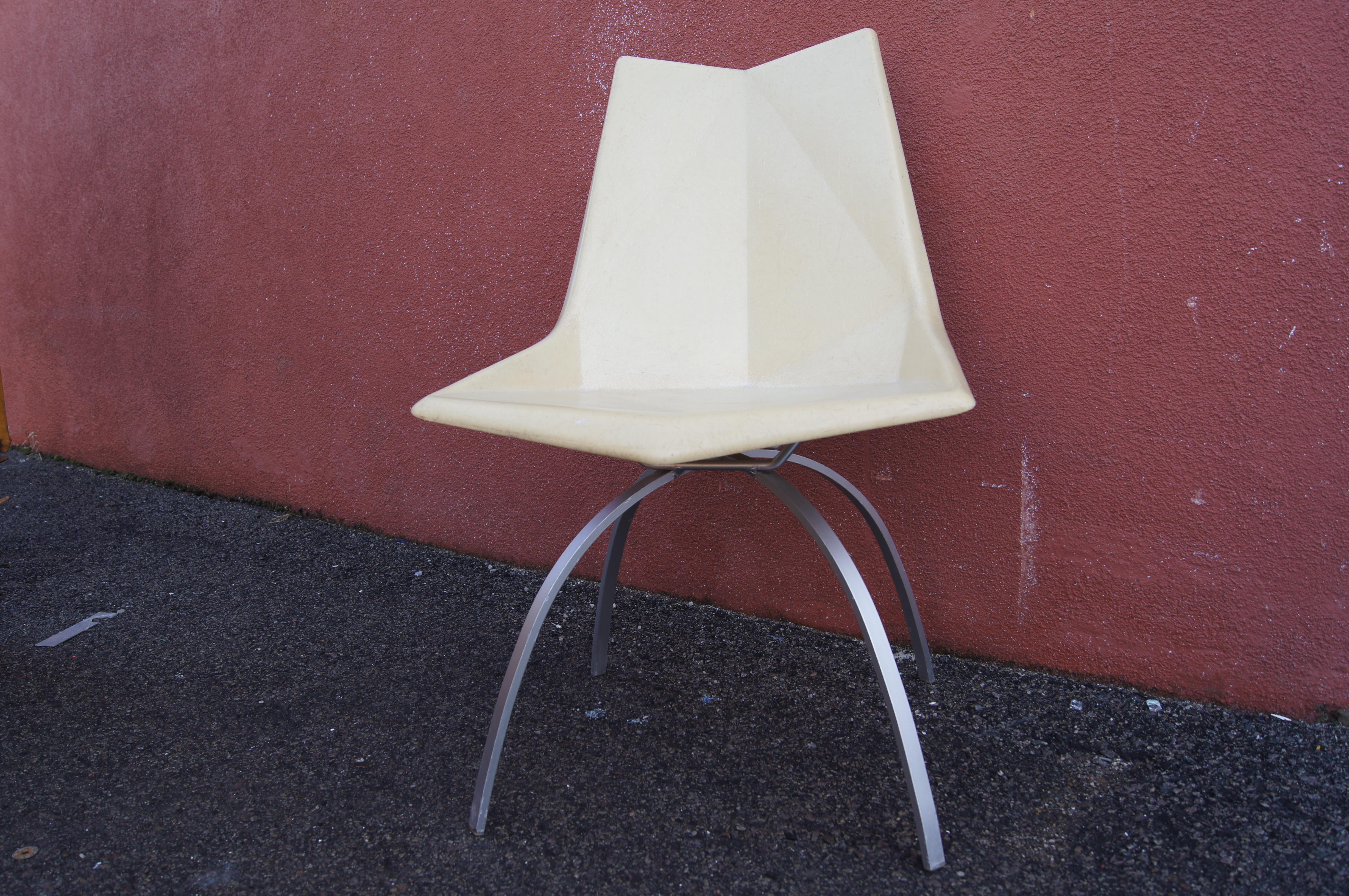 Conçue en 1959 comme la chaise à facettes, la chaise en fibre de verre de Paul McCobb est désormais connue sous le nom de chaise Origami, ses facettes moulées rappelant l'art japonais du pliage du papier. Cette version blanc cassé de sa chaise