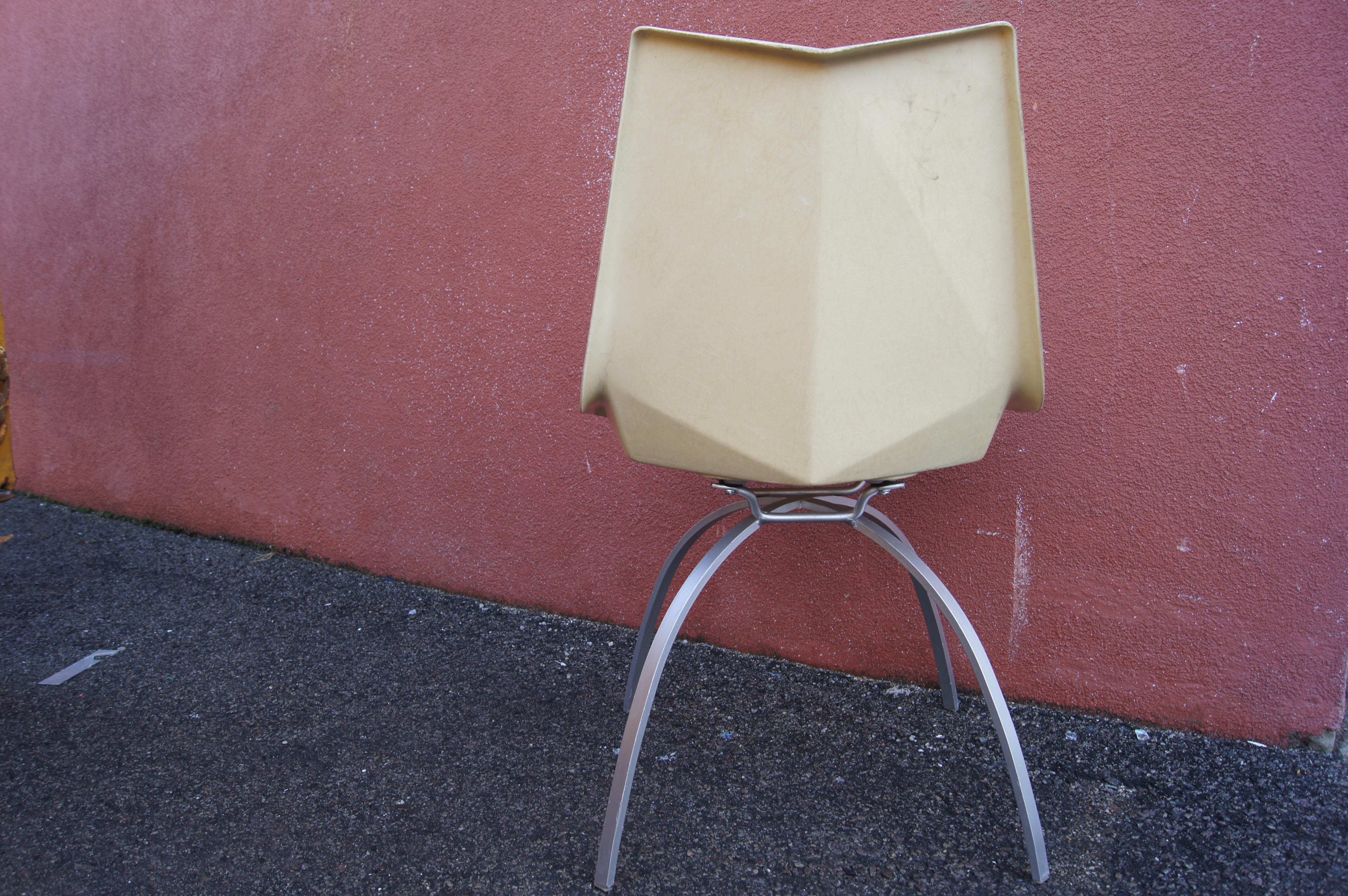 Fiberglass Origami Chair on Spider Base by Paul McCobb for St. John In Fair Condition For Sale In Dorchester, MA