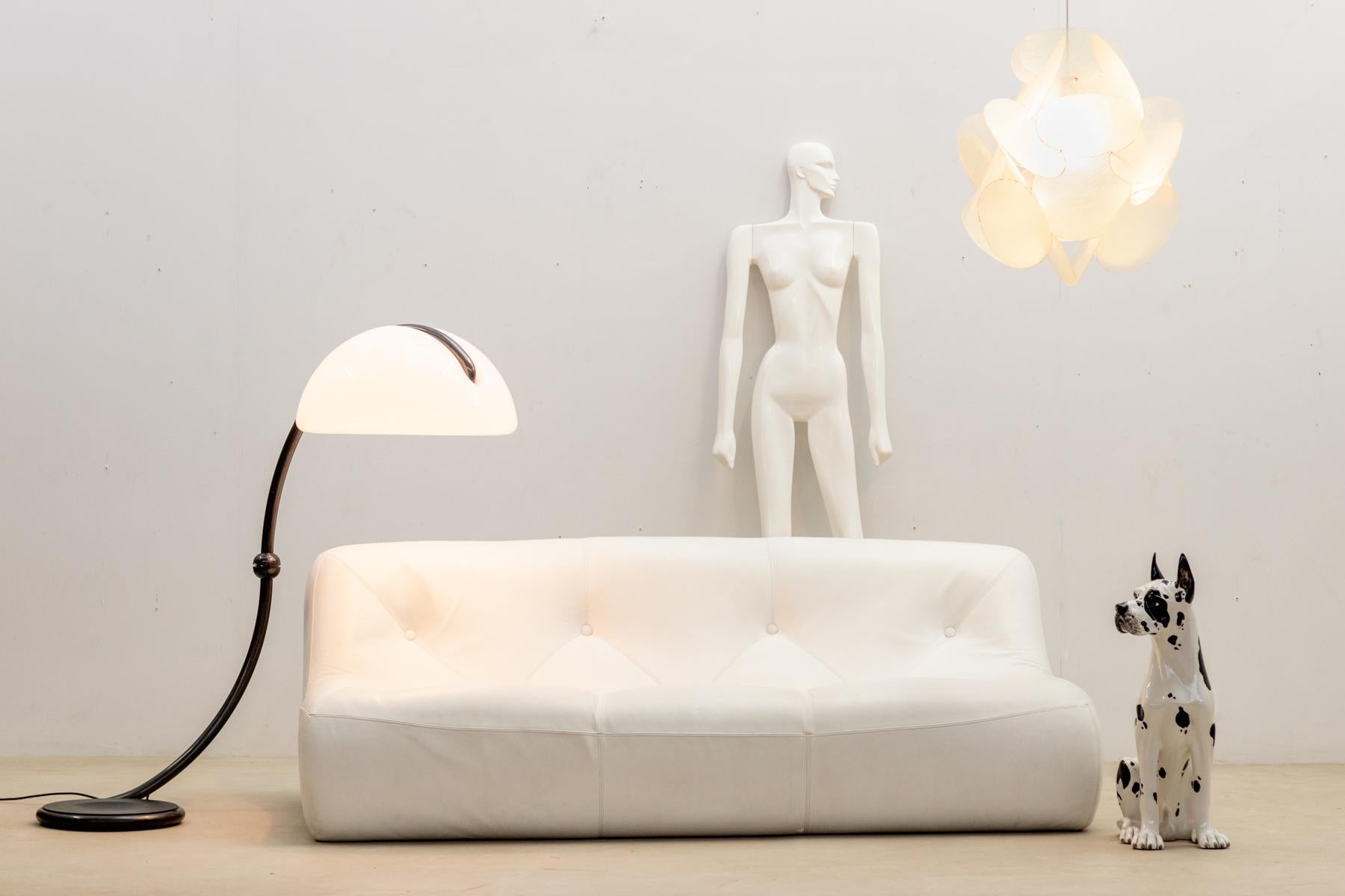 Presenting an edition of the 'Plan' pendant designed by Enrico Botta in 1968 and crafted by Sundown in Italy

Constructed from curved and intertwined fiberglass sheets, the pendant cleverly mimics the form of a sun. The play of light through the