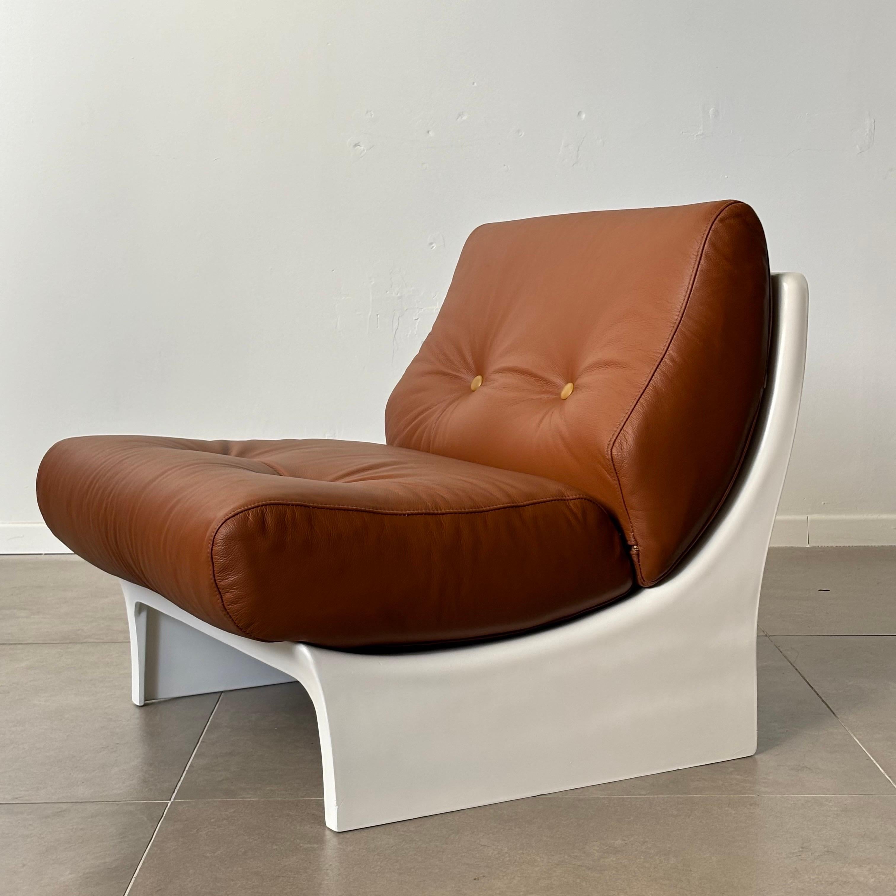 The Fiberglass Scoop Lounge Chair by Ernst Moeckl, crafted in Germany during the 1960s, exemplifies the avant-garde vision of Space Age design. This iconic chair is defined by its sleek, curvaceous fiberglass base, which offers both strength and a