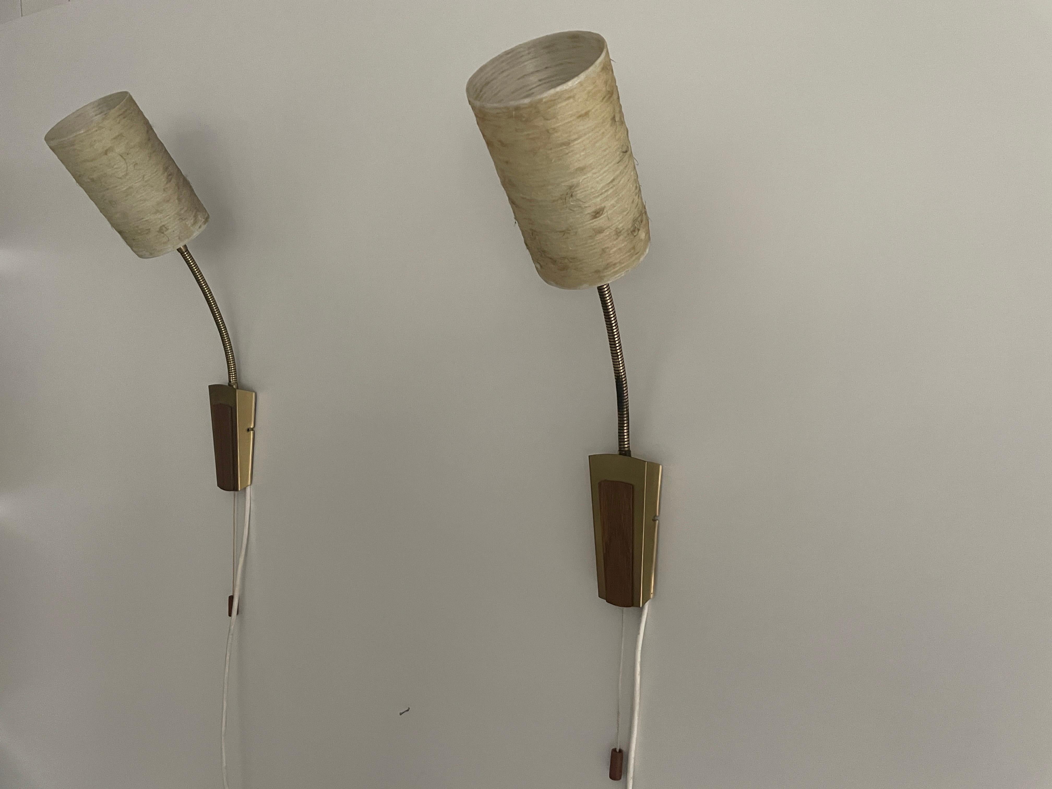 Gooseneck-Wandleuchter mit Glasfaserschirm, 1960er Jahre, Deutschland (Mitte des 20. Jahrhunderts) im Angebot